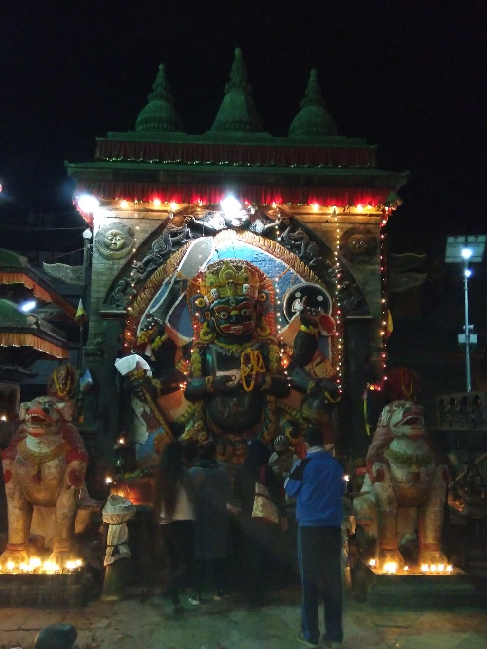 IMG_20171212_184213 Tempio Hindu in Durbar Square di notte, Kathmandu.jpg
