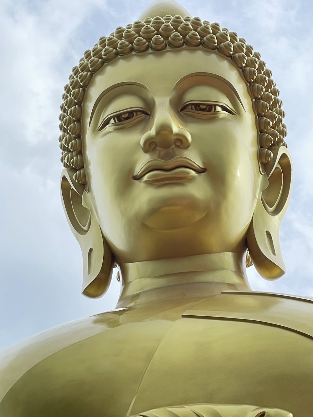 600 Great Buddha, Wat Paknam Bhasicharoen Bangkok.jpeg