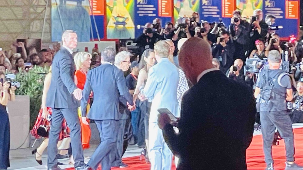 189 Woody Allen sul tappeto rosso alla prima mondiale del suo film Coup de Chance.jpeg
