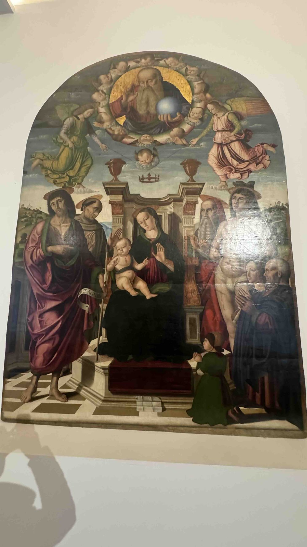 157 Giovanni Santi, Madonna Col Bambino in Trono e i Santi Giovanni Battista, Francesco D'assisi, Girolamo, Sebastiano e la famiglia Buffi (Pala Buffi), 1489.jpeg