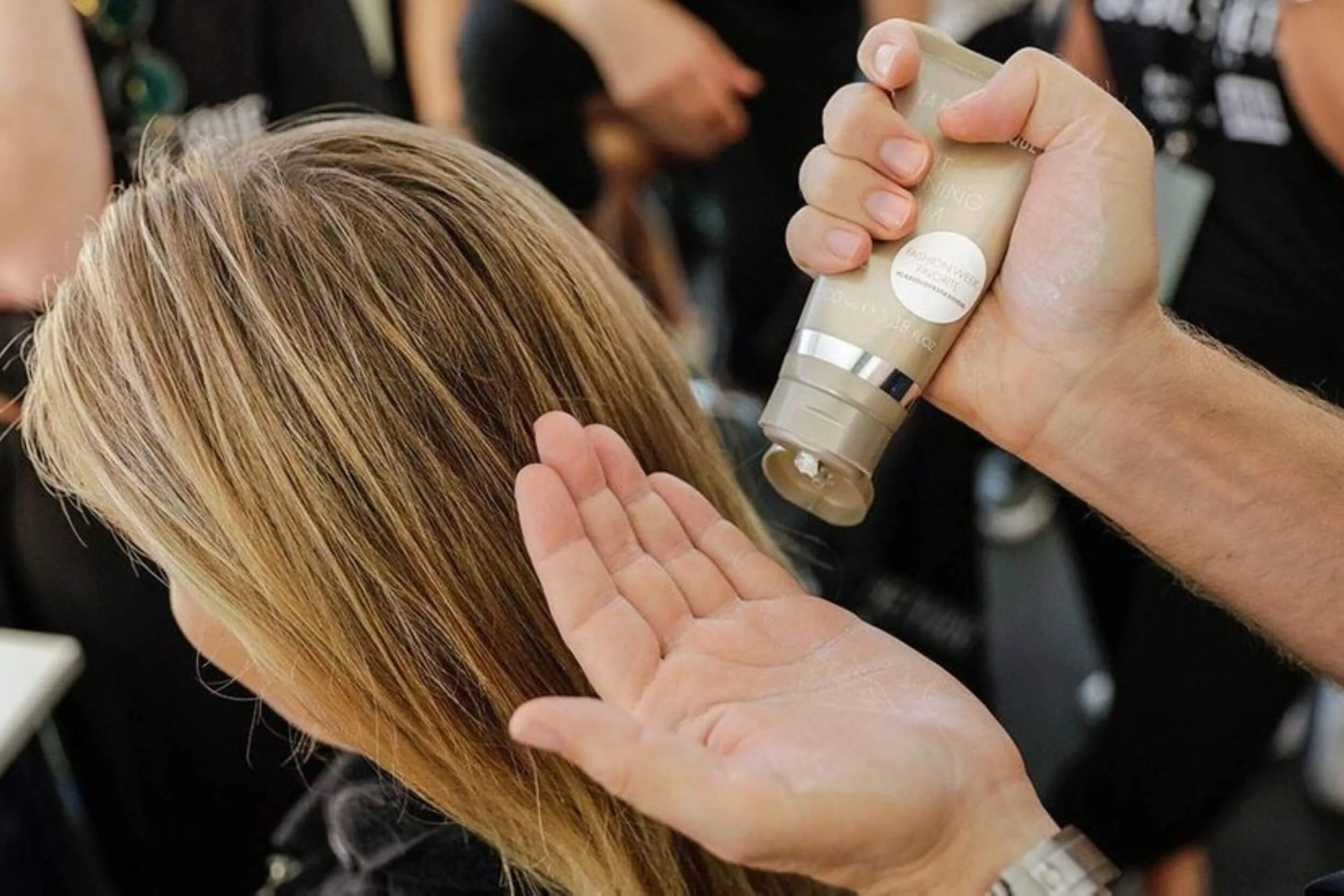 Comment coiffer ses cheveux courts avec du gel