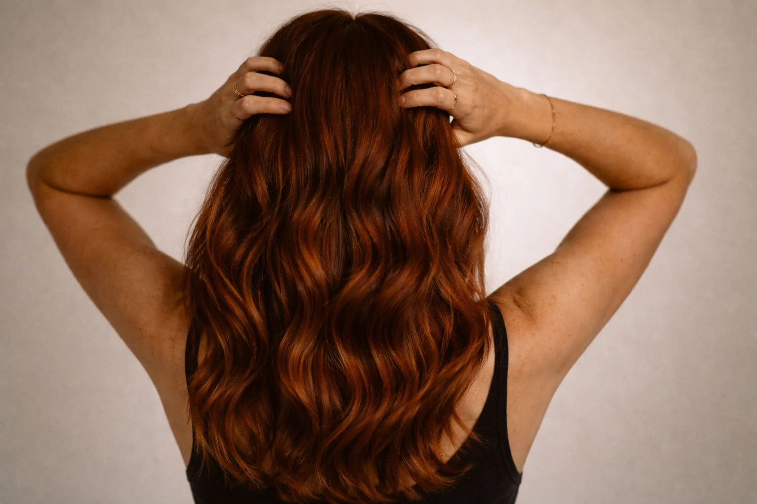 Balayage auburn : technique, choix de la nuance, routine d’entretien