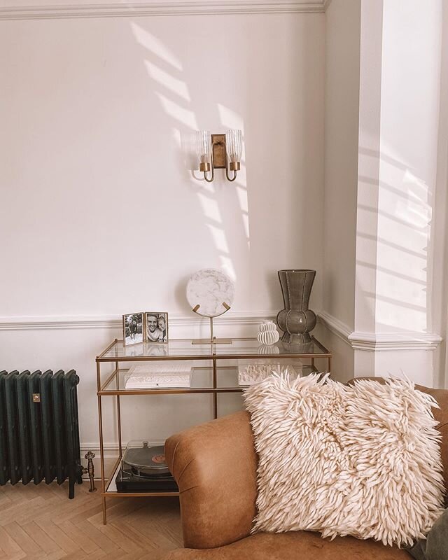 I just love the light coming through the shutters like this, so beautiful 💫 
Swipe for before -&gt; DETAILS:
Leather chair: @loafhome 
Cushion: @hmhome 
Console table: @westelm 
Vase: @anthropologieeu 
Marble ornament: @homesense_ukie 
Light fitting