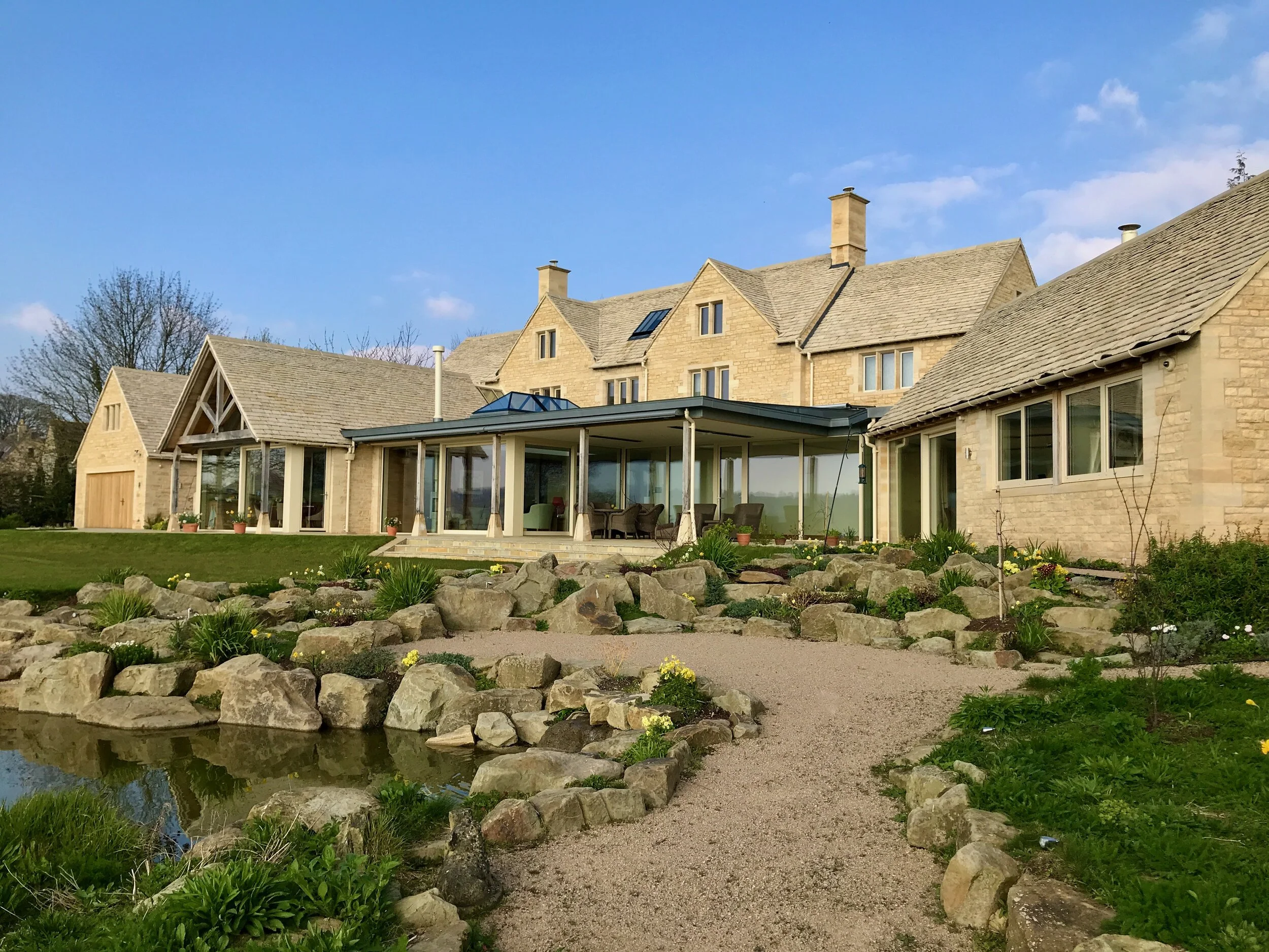  Spinner’s View is a replacement property located in Painswick, Gloucestershire.  The property is constructed of natural Clipsham limestone stone in hydraulic lime mortar and is highly insulated with triple glazed windows and screens.  The project wa