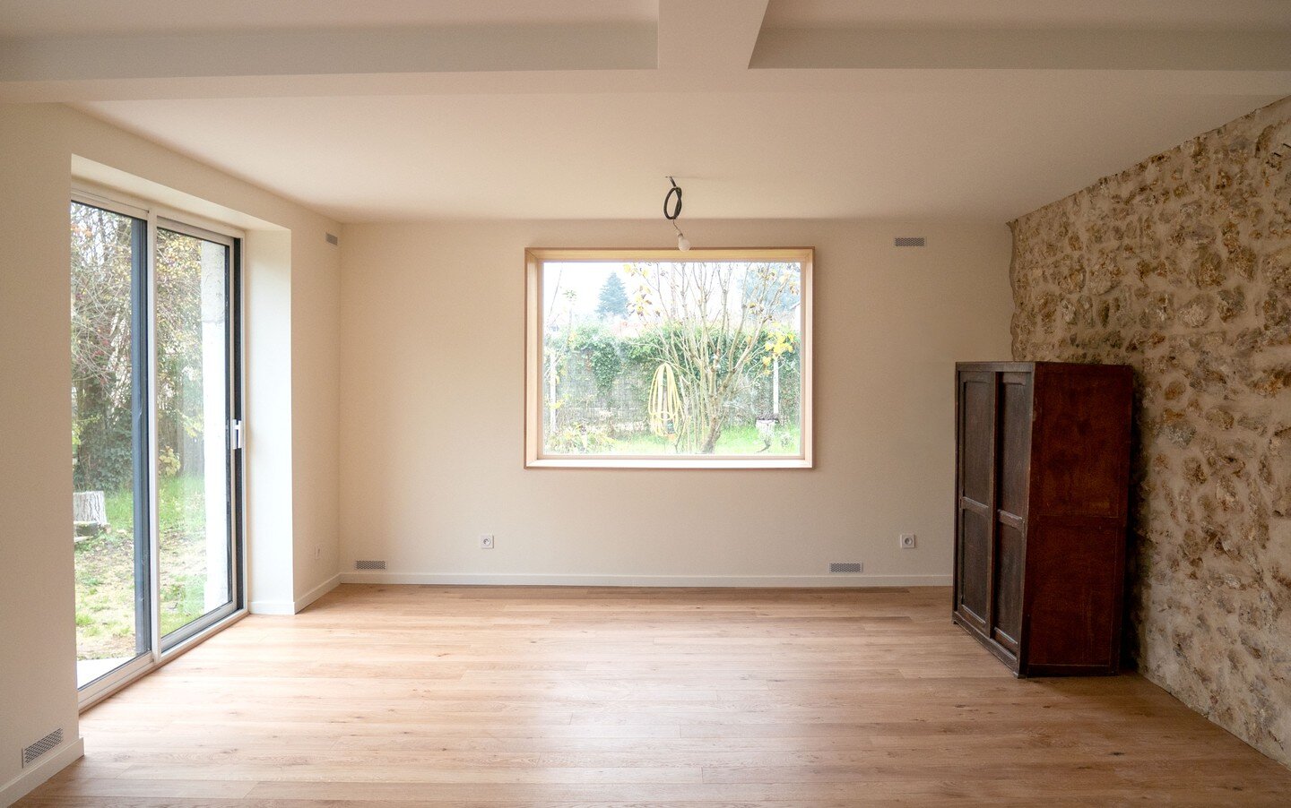 Maison de campagne #11 - s&eacute;jour 

#seme_atelier #renovationmaison #renovationarchitecture #chantierrenovation #murpierreapparente #cuisinebois #cuisineboisblanc #woodkitchen #renovationcuisine #naturalmaterials