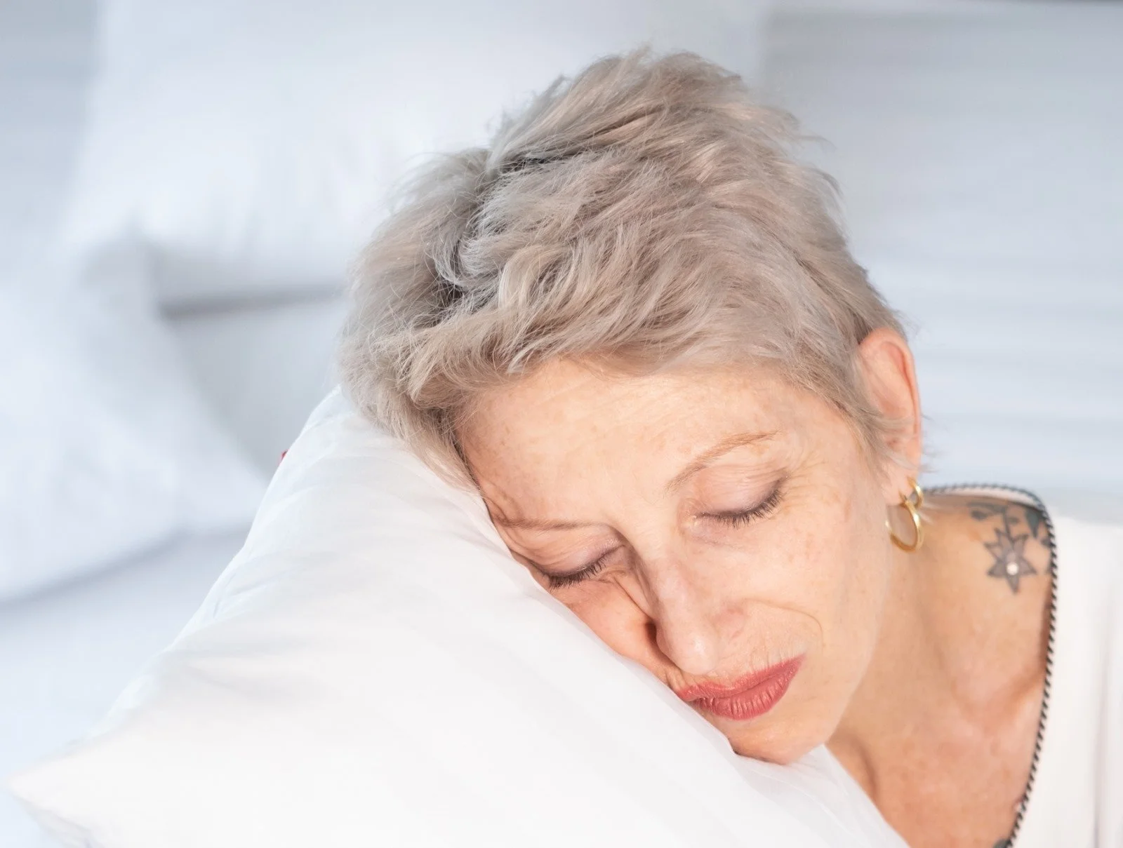 Face Yoga gegen Schwellungen im Gesicht: Der Frischekick!