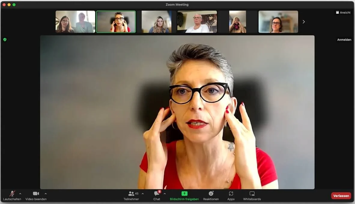 Mit Face Yoga Hängebäckchen straffen und Kinnlinie definieren