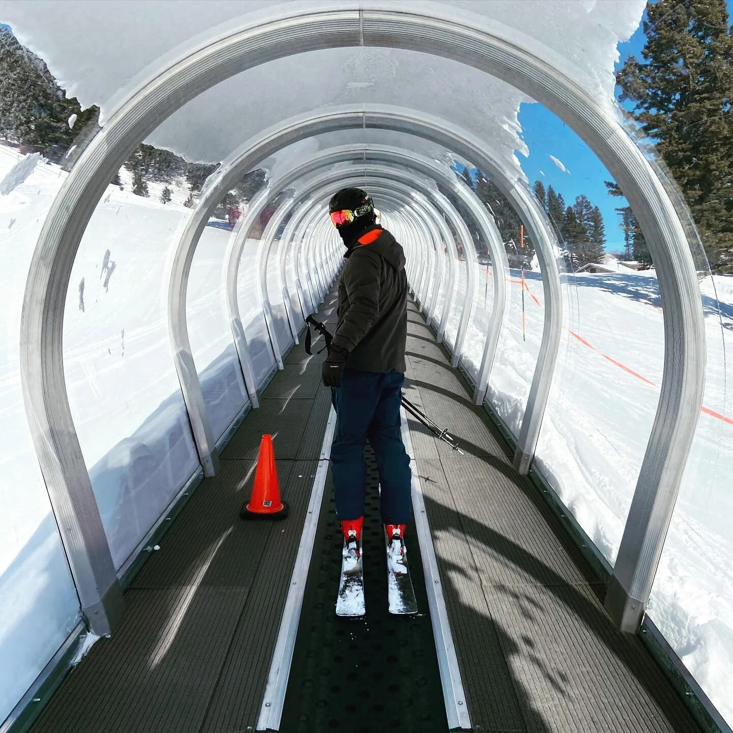 Perfect day today @bridgerbowl 
.
.
.
#bridgerbowl #montana #bozeman #bozemanmontana #406 #magiccarpet #ski #skiing #skiing🎿 #snow #mountains #bridger #prayforsnow #thinksnow #atomicskis #meierskis