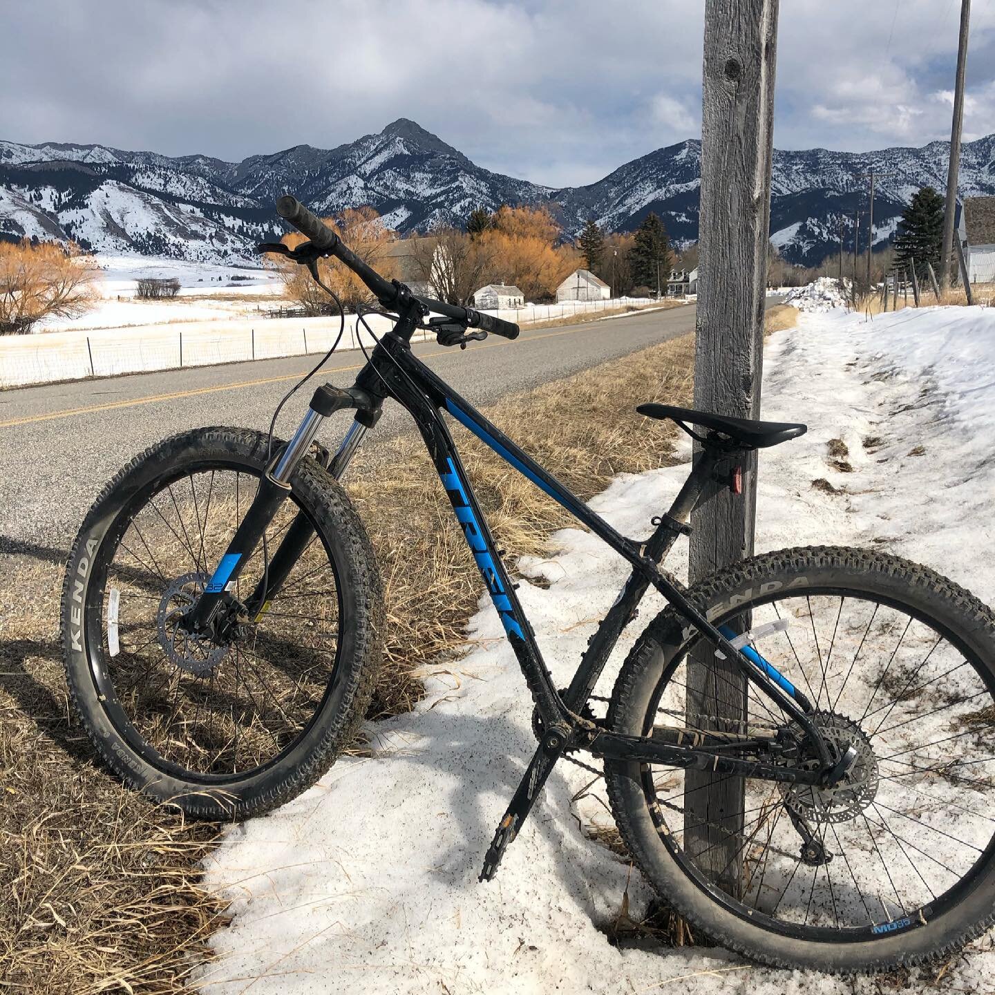 🤠 First ride of the year in the books. Rode down some roads nearby, but ready to get back out on the trail 🔜 
.
.
.
#mtb #trails #trek #trekbikes #mt #montana #bike #biking #mountains #spring #almostspring #waitingforspring #snowmelt #meltingsnow #