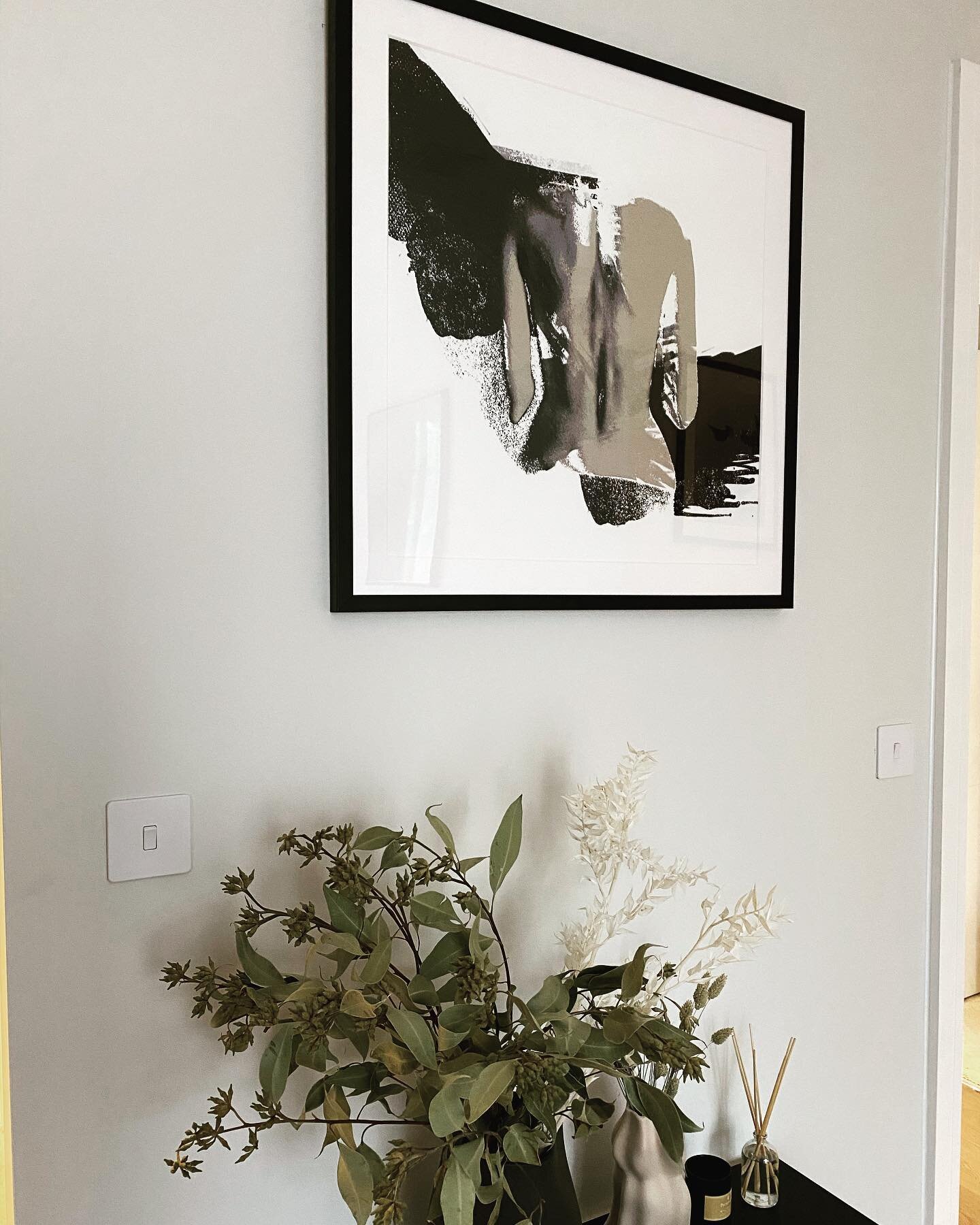 One of the aspects I love most about staging is choosing the art. This project in Kilburn allowed me to go quite edgy! Love this print from @mipic_app