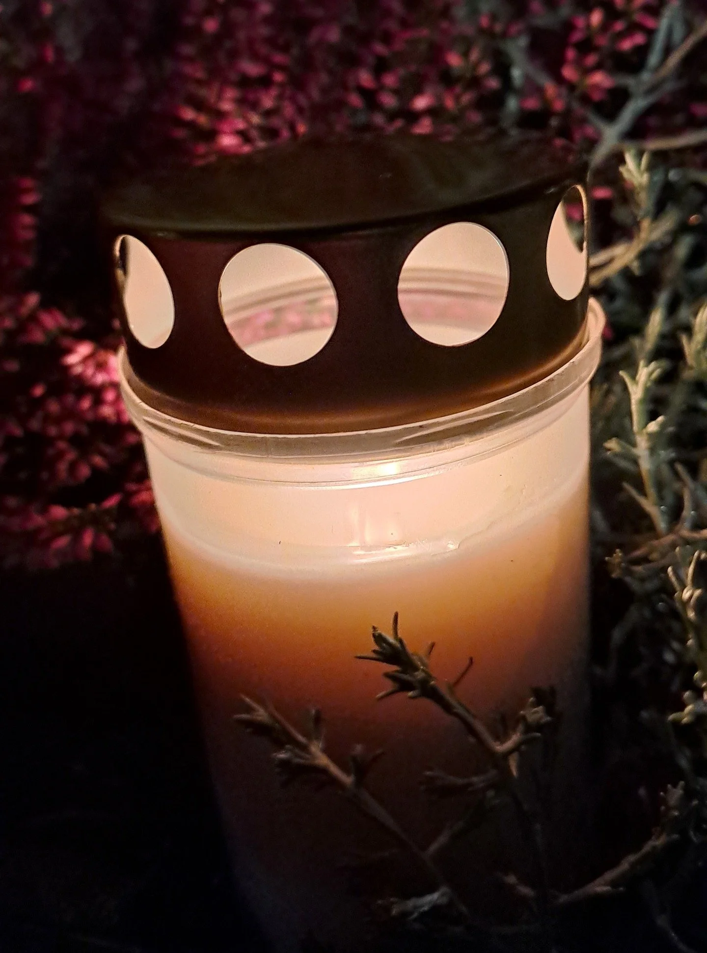 Nu p&aring; l&ouml;rdag den 1/11 &auml;r det alla helgons dag och vi &auml;r med och bidrar p&aring; Centrala grifteg&aring;rdarna i Link&ouml;ping.

Kl 17 st&aring;r vi p&aring; Nya norra grifteg&aring;rden och sjunger st&auml;mningsfull musik.

L&a