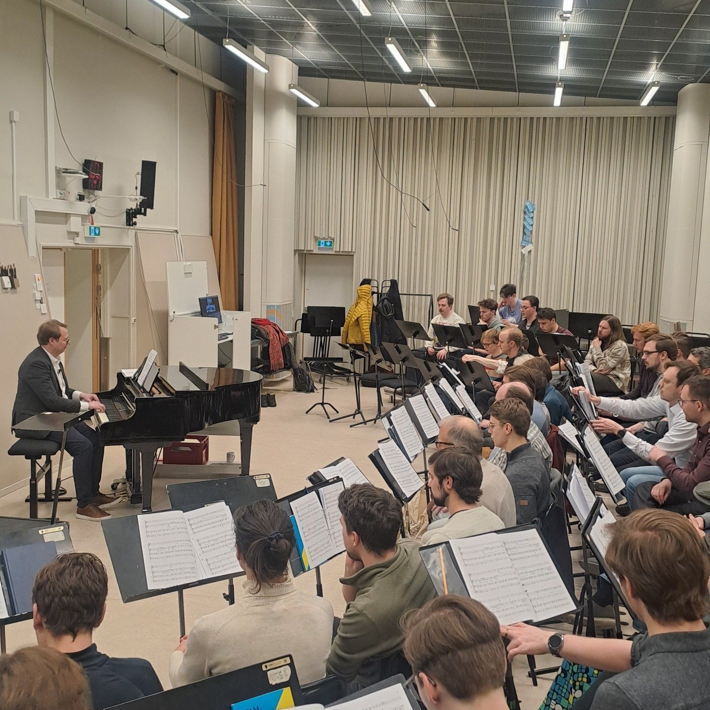 Terminen &auml;r ig&aring;ng!
Vi har idag haft terminens f&ouml;rsta rep och har en fantastik v&aring;r framf&ouml;r oss, med konserter, resa och en massa kul!
Vill du vara med och sjunga med oss?
titta in p&aring; www.lkss.se/sjung-med-oss och kom p