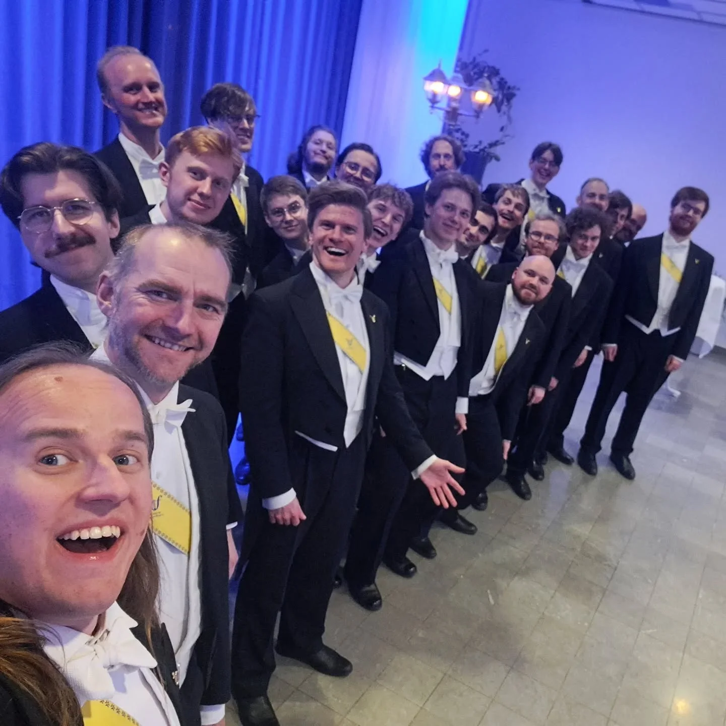 Idag har den h&auml;r tappra skaran varit ute och gycklat, bland annat f&ouml;r @stuff_liu som fyllde 30 och @orkester_lao men vi hann ocks&aring;  med en sjungning p&aring; stans festligaste damk&ouml;rssittning @lihtosen