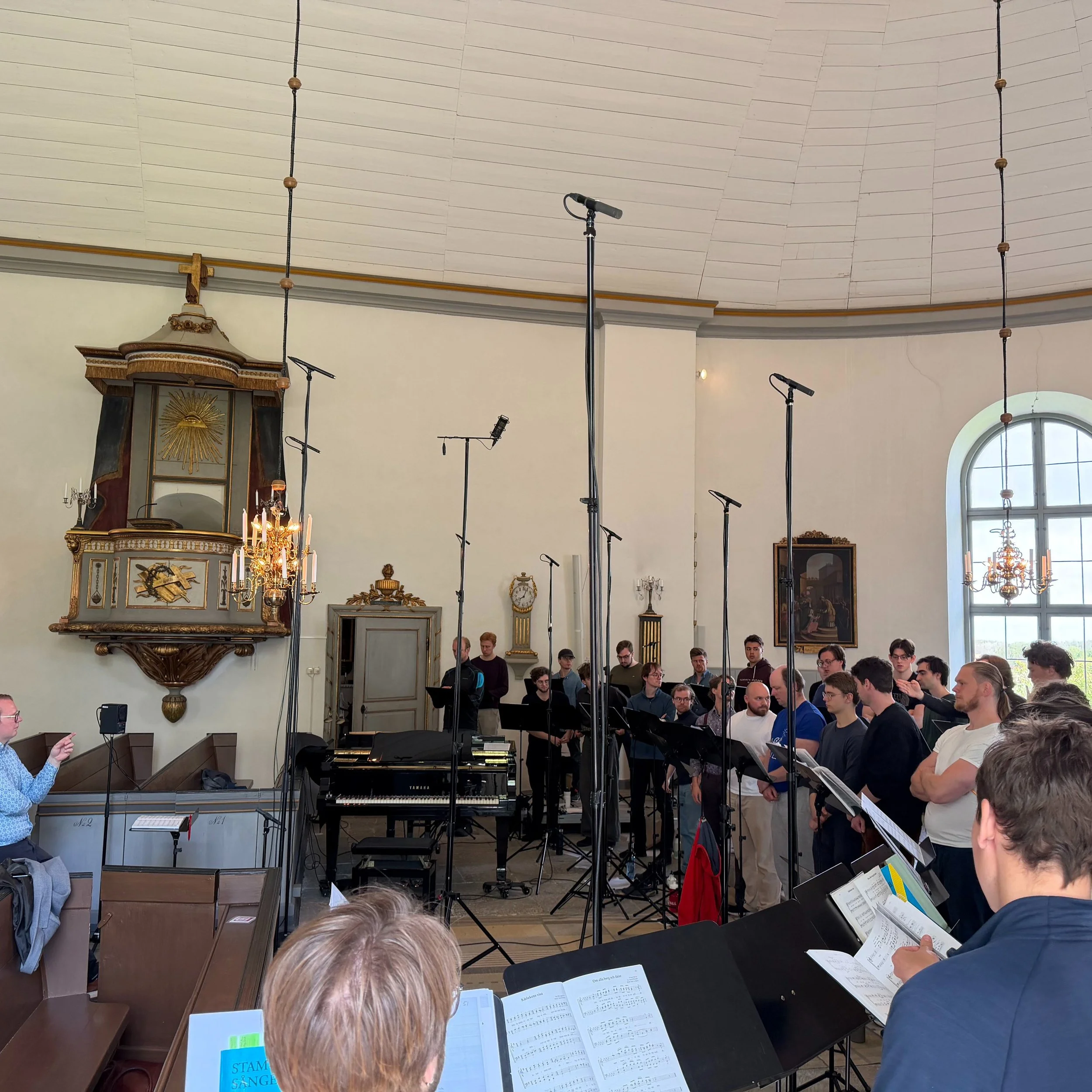 Vi har varit i Gammelkils kyrka och haft inspelningshelg. 
Vi hade f&ouml;rm&aring;nen att jobba tillsammans med Jens Braun och H&aring;kan Ekman, det har varit v&auml;ldigt roligt och givande att f&aring; arbeta med s&aring; erfarna proffs. Vi hoppa