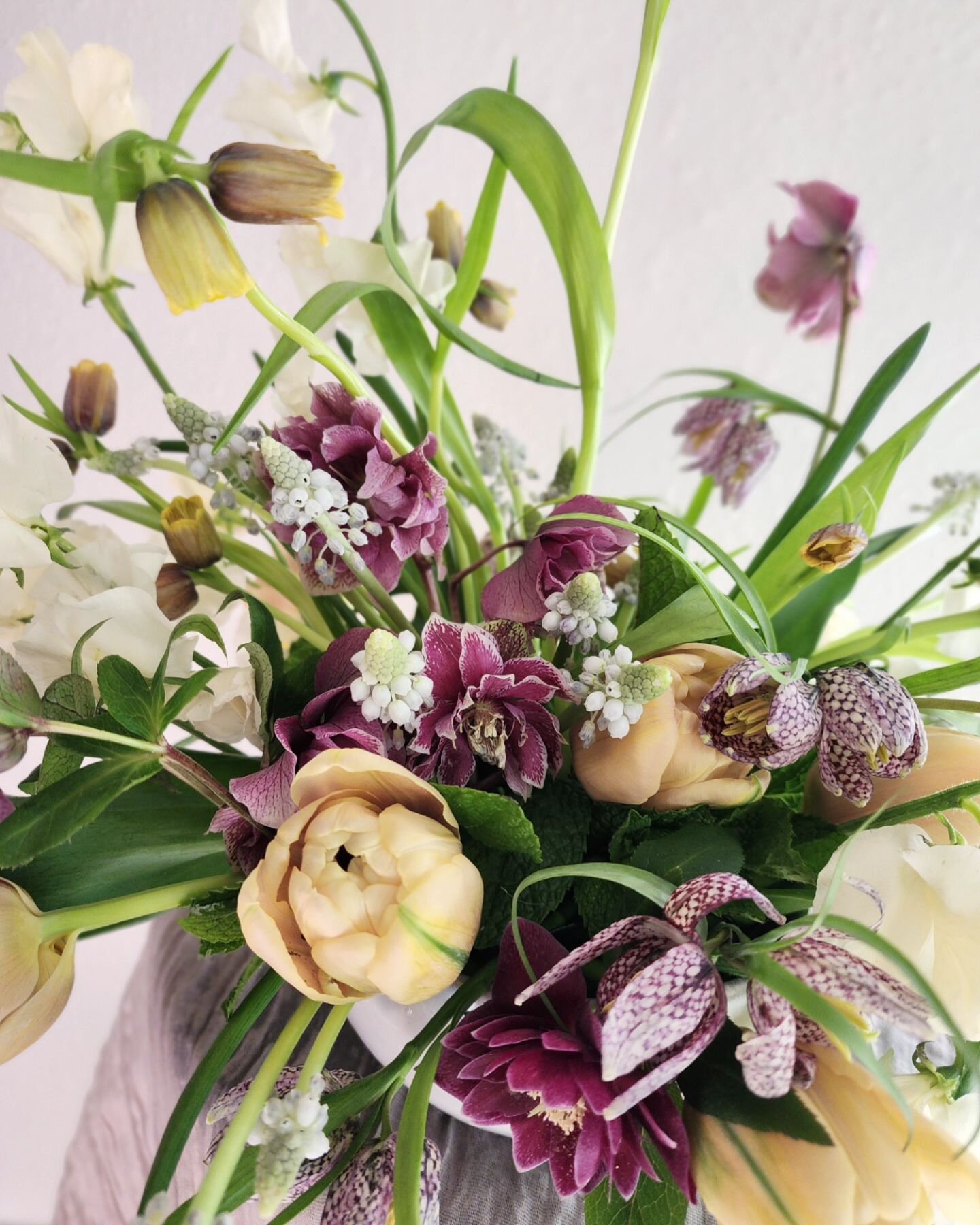 Pallet play with some of the most special Spring flowers - Frittilaria, Hellebores, Muscari (hello pale blue?!), Sweet Pea &amp; Tulips 

#fineartflowers #art #floraldesign