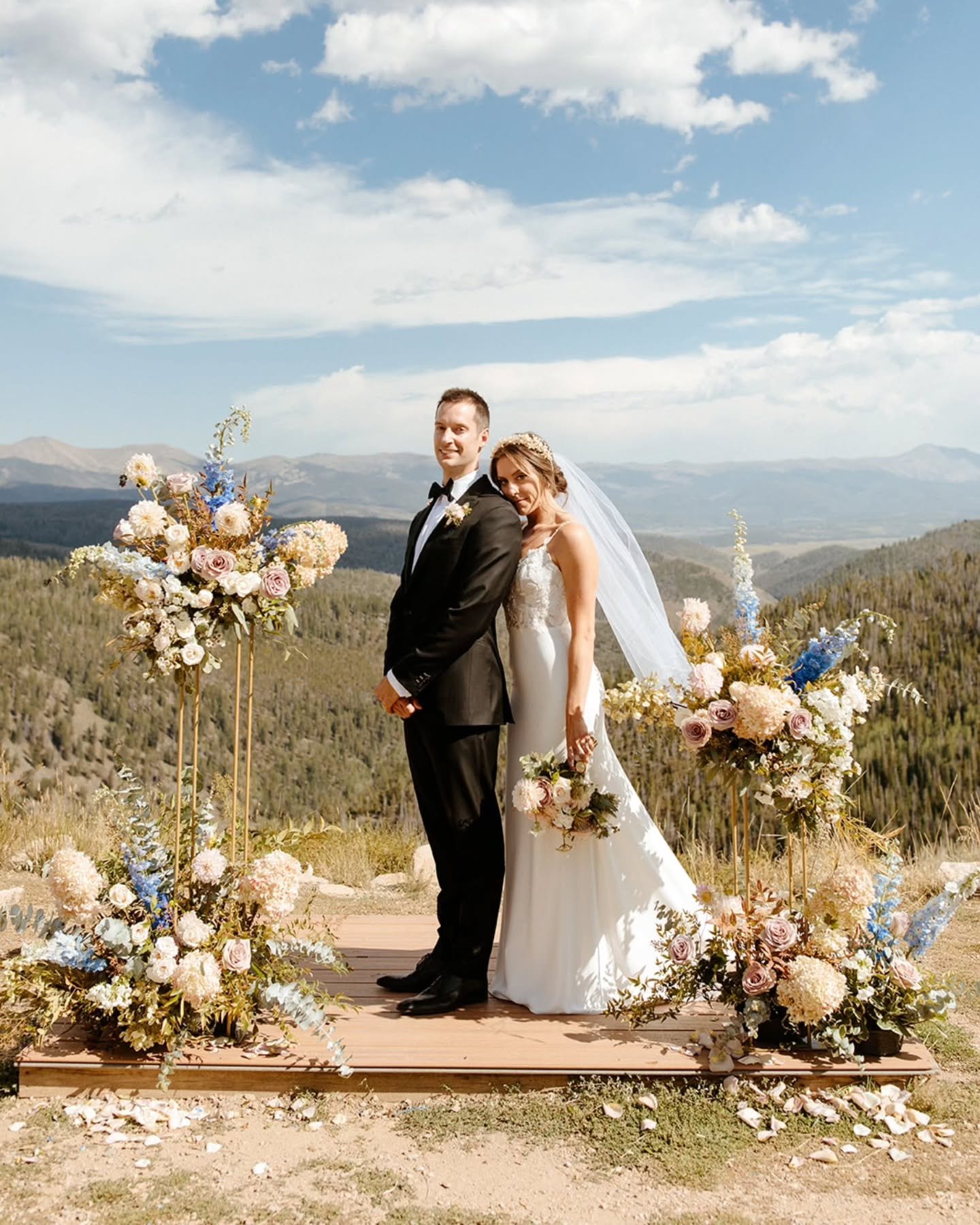 Dreaming.. 
Of windows open 
Of bright green leaves
Of crocus' 
Of beach days
Of cicadas
Of warm nights 

This special day is still one of my favorite ceremony set-ups and favorite views in Colorado @granbyranchweddings

Photography by @annaleisaveas