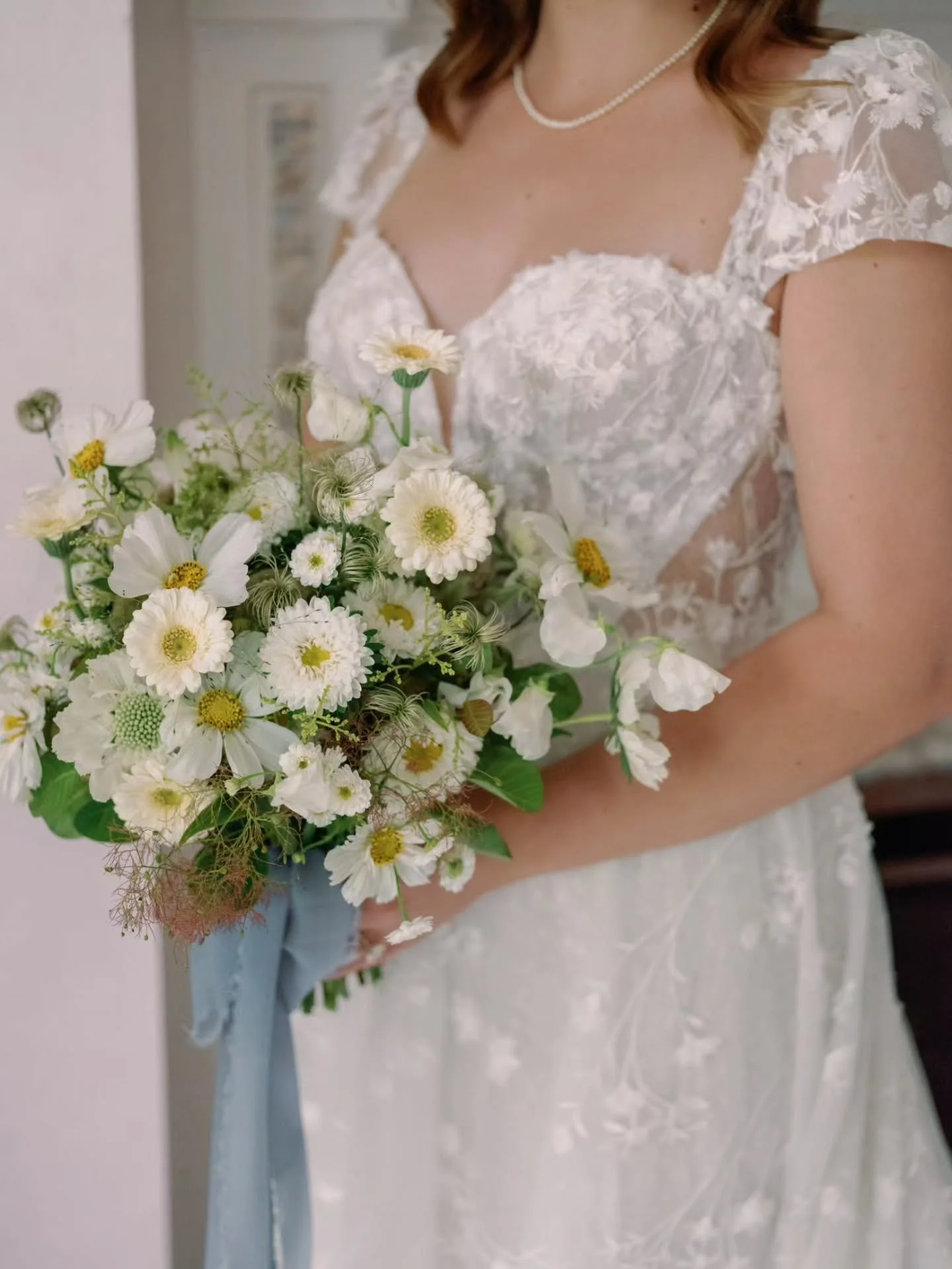 I've been thinking about this one a lot recently. From the 2023 archives. The only way I want to do all white 🤍 Cosmos, Asters, Daisy's, Feverfew & Smoke Bush at one of my favorite Colorado venues, the Botantic Gardens 🩵
@kellichristinephoto s