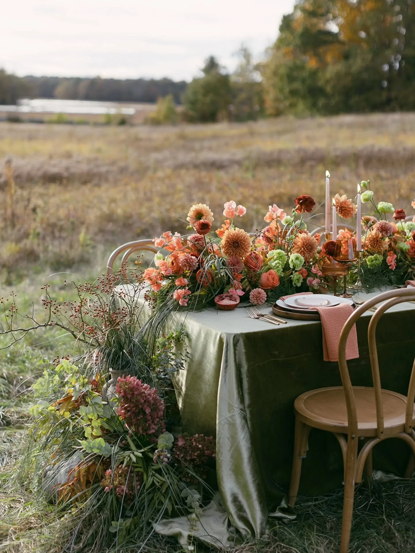 This idea took up space in my brain for so long, it's wild to see it finally come to life.
We created this vibrant floral runner by bringing together the natural elements of the surroundings - meadow grasses, Rose Hips, late season Quick Fire and Li