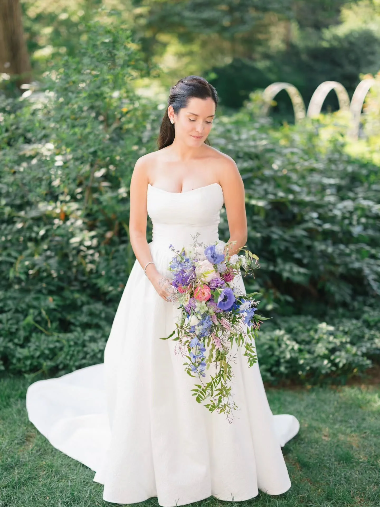 Kyras bouquet 💙💜🩷

Garden-inspired cascade featuring blue, pink, and purple hues to complement @thetrusteeslonghill's stunning gardens in full bloom last August.

Photography @soleillevantweddings

#longhill #newenglandflorist #weddingflowers #cas