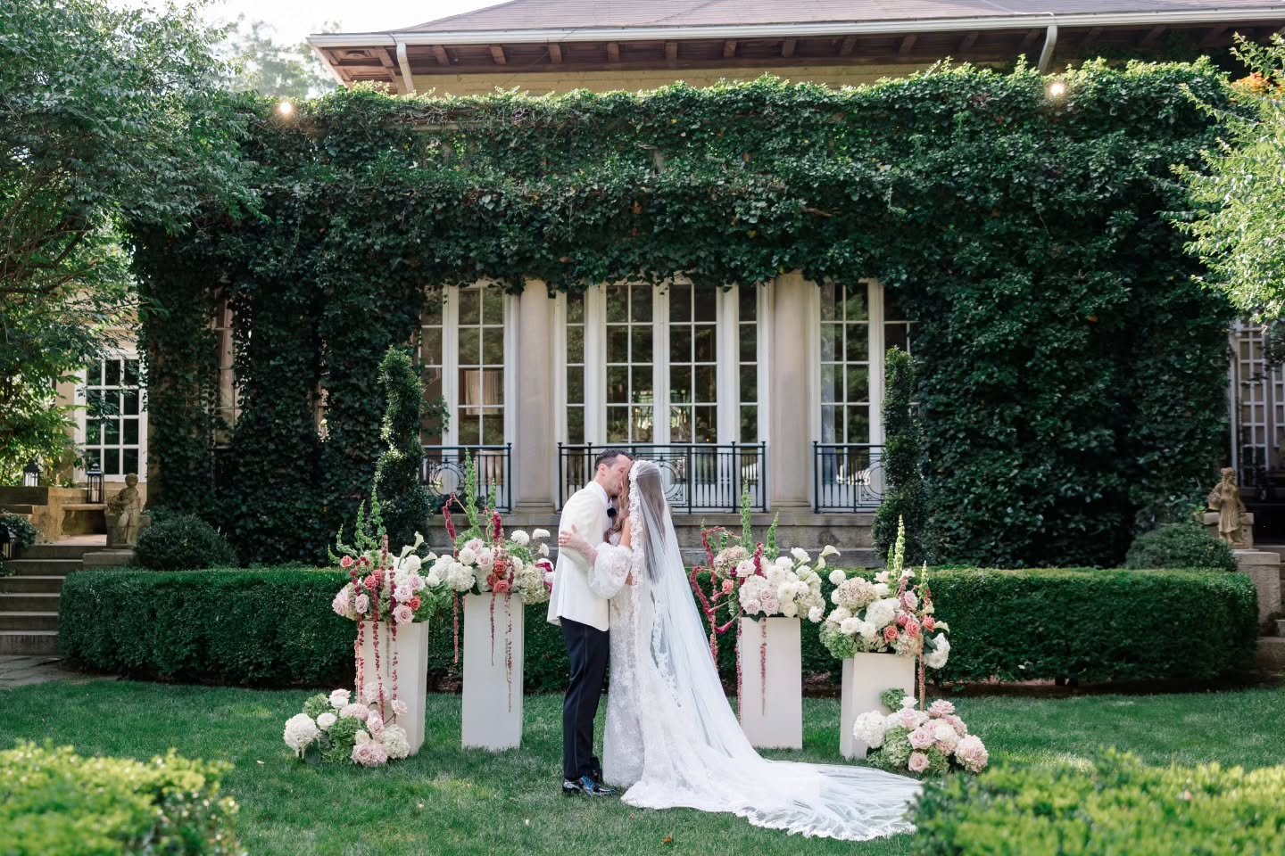 Reminder that its your wedding day and you can do whatever the f*ck you want

Love the way these two decided to flip their ceremony at @lordthompsonmanor to face the manor instead of the pergola. Complimented by our sculptural floral designs includin