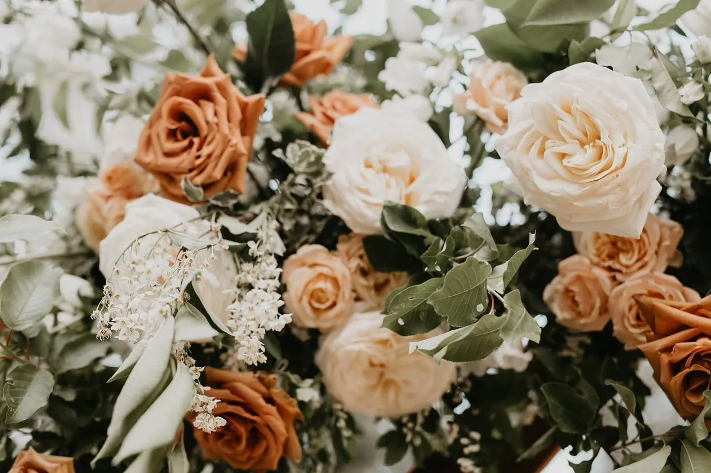 In the depths of winter, thinking of this early spring wedding with lots of earthy neutrals - white, brown, terracotta - Poppies, Lisianthus, toffee Roses, Queen Anne's Lace and the most thoughtful tablescape details by @mcarthurweddingsandevents @he