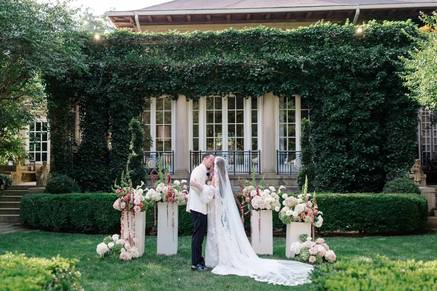 Reminder that its your wedding day and you can do whatever the f*ck you want

Love the way these two decided to flip their ceremony at @lordthompsonmanor to face the manor instead of the pergola. Complimented by our sculptural floral designs includin