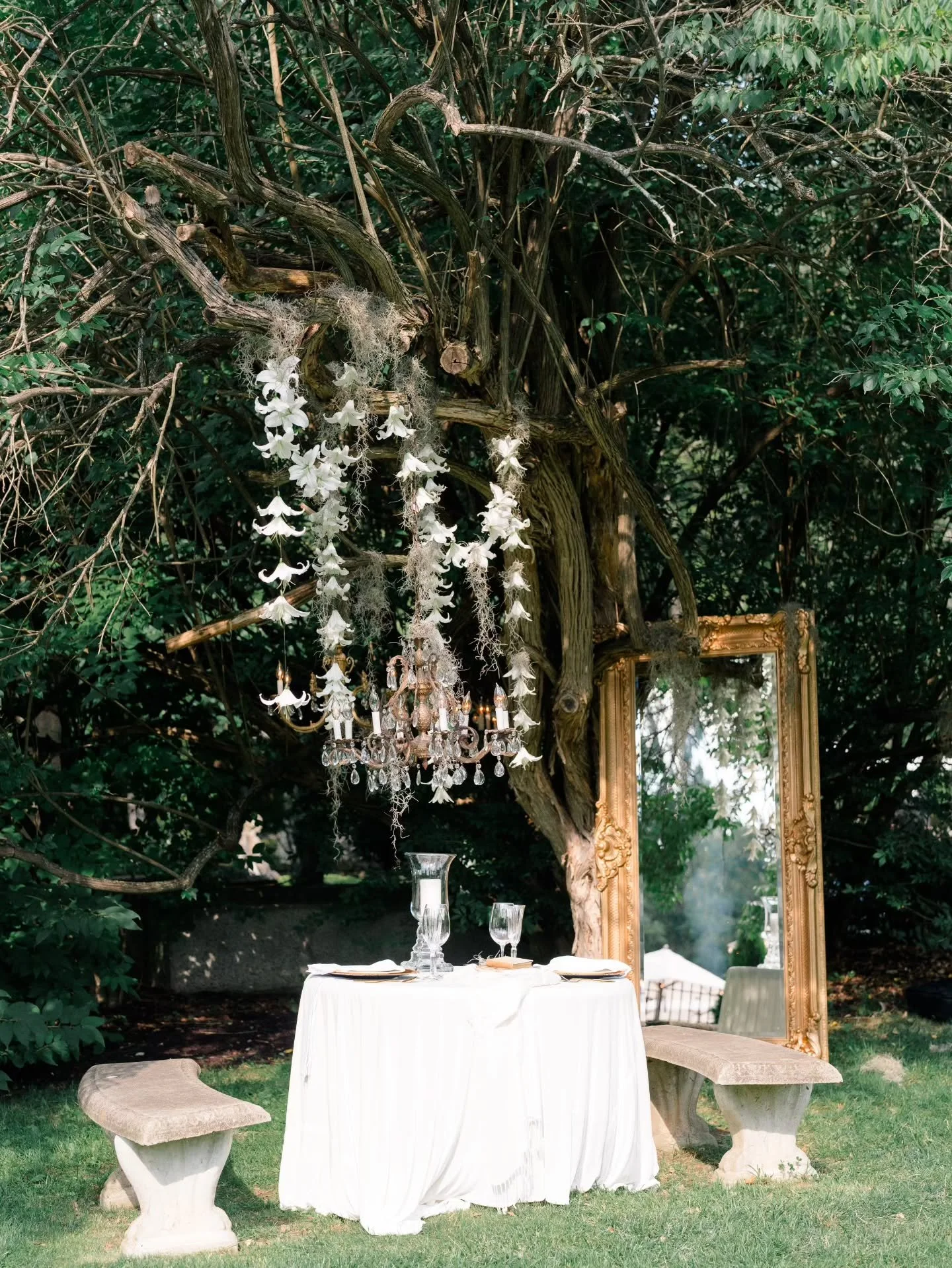 Hand strung garland of white Lilies draped with Spanish Moss for this special moment under the tree @lordthompsonmanor 

8.2.25

Many thanks to the incredible freelancers who helped pull this one off 🤍

@tierradiliberophoto

#install #weddingflowers