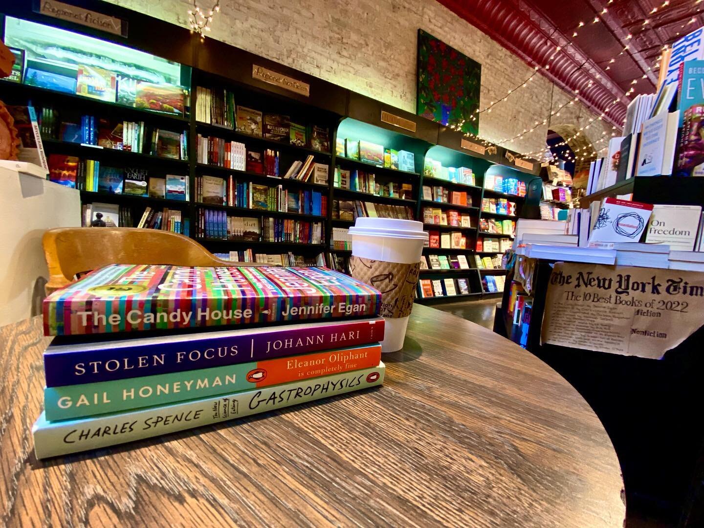 London fog + lots of stories 🍀
🍀
🍀
🍀
#thetelltalefox #books #bookshop #bookstagrammer #bookstagram #book #booklover #bookrecommendations