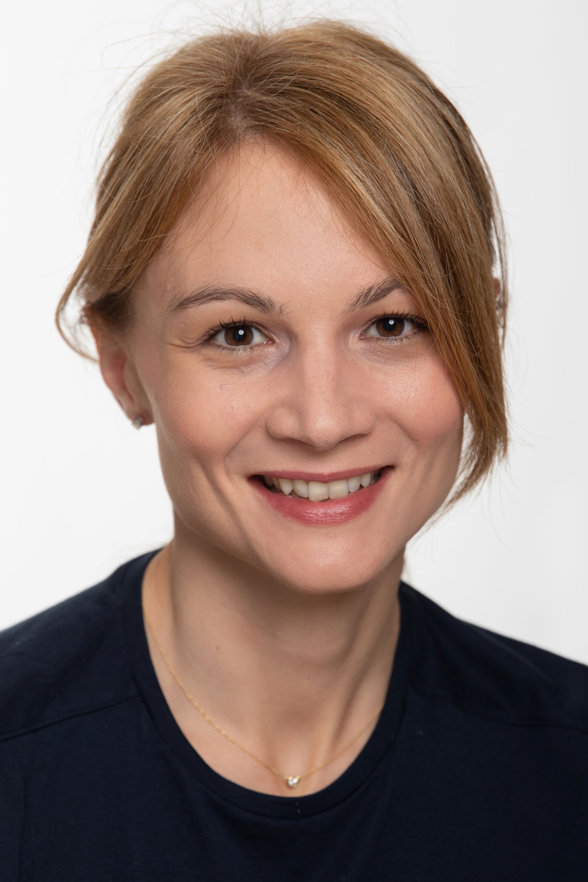 Dr Eri Samara She graduated from University of Thessaly in Greece. She then moved to Switzerland, where she did her training in Trauma and Orthopedics in the University Hospitals of Geneva and Lausanne. During her residency, she completed a one-y