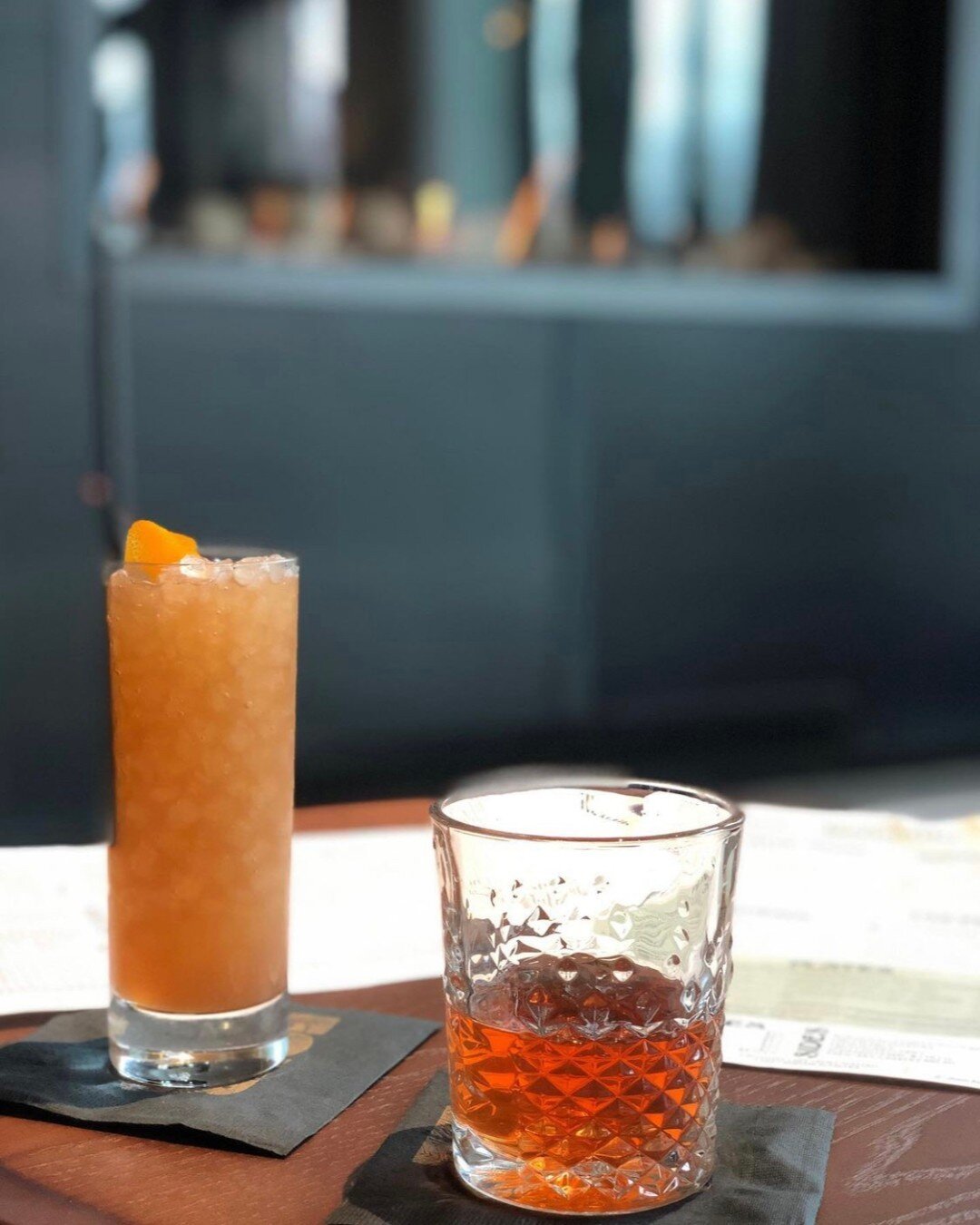 Join us for a robust selection of California wines, craft beers, and a cocktail menu highlighting famous drinks from around the globe.
.
📸: @sactownwinoandfoodie
.
#fourpalmsbar #fortsutterhotel #spiritofsacramento #heartofmidtown #exploremidtown #t