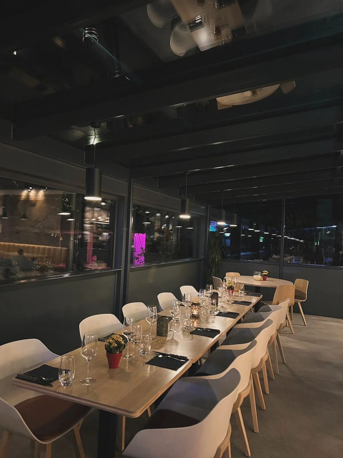 🥂 Une occasion spéciale à fêter ?
Que ce soit un dîner d’anniversaire 🎂, une célébration entre amis 🎉 ou un repas d’entreprise 👔, le Atable Food Hub est prêt à vous accueillir avec