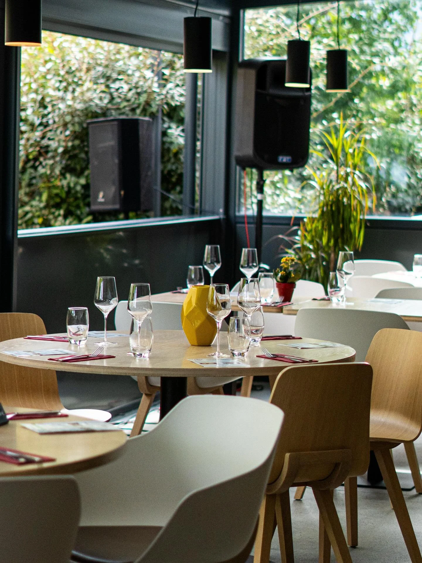 ✨ Ambiance moderne, lumière douce et tables soigneusement dressées… ici, chaque détail est pensé pour transformer un simple repas en une véritable expérience. 🌿🍷
un lieu où design et convivial