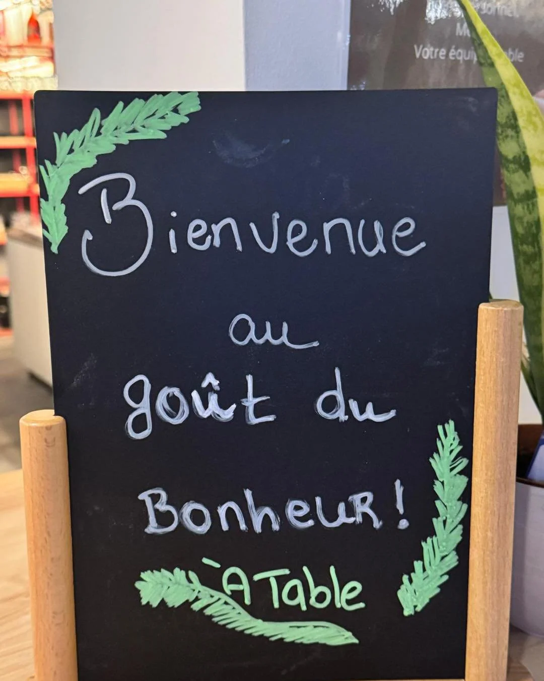 Envie d&rsquo;une pause pleine de saveurs ?
&Agrave; table Restaurant vous invite &agrave; un voyage culinaire fait de go&ucirc;ts vrais et d&rsquo;instants pr&eacute;cieux.
Venez vivre une exp&eacute;rience gourmande qui r&eacute;veille vos sens. 

