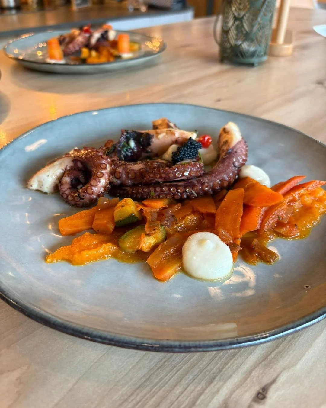 La saveur qui r&eacute;chauffe, de notre cuisine &agrave; votre moment privil&eacute;gi&eacute;.
Au Table Restaurant, chaque plat de la maison est pr&eacute;par&eacute; avec passion, tradition et cette touche qui transforme un repas en souvenir. Vene