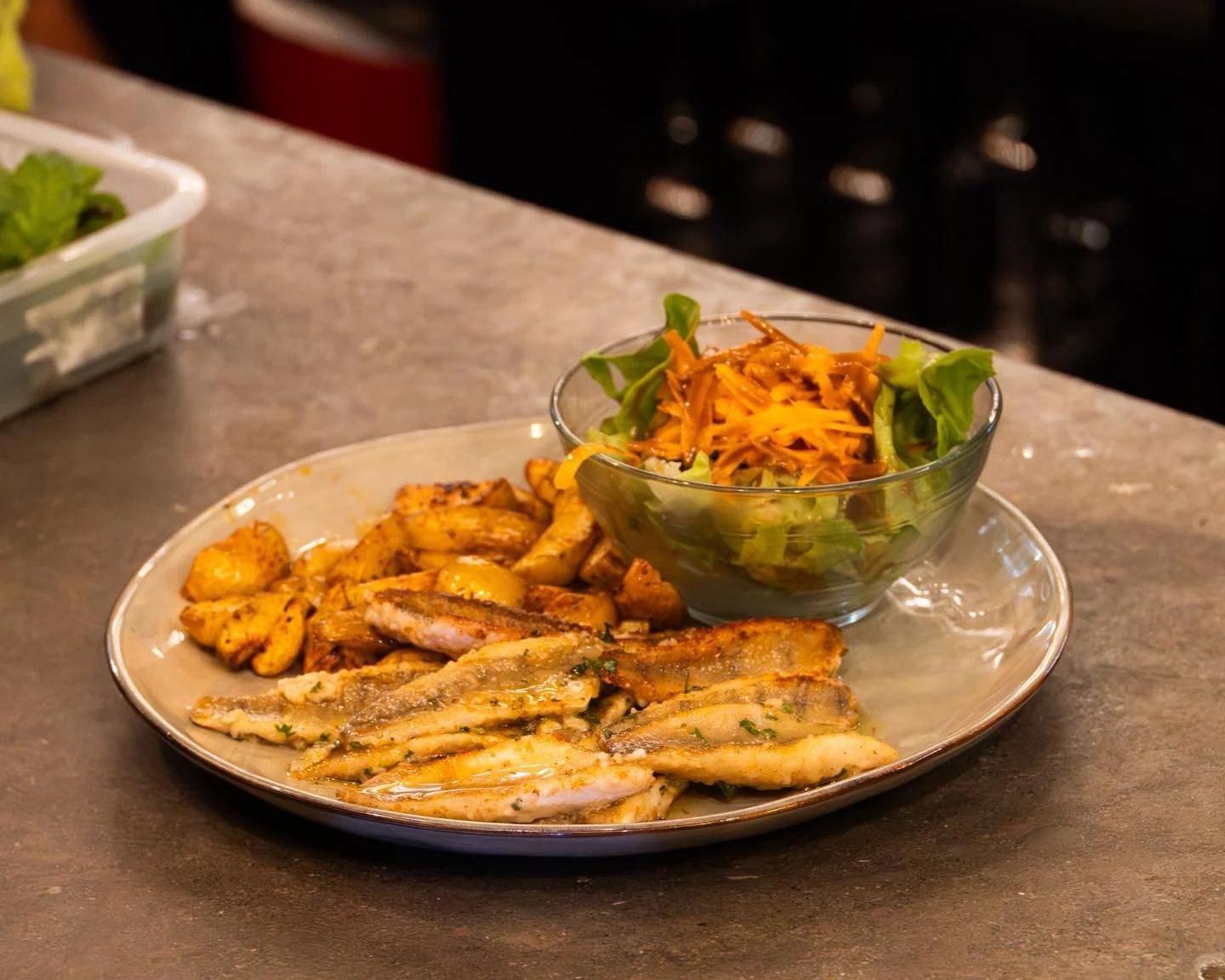 Des saveurs qui enchantent, des moments qui restent.
Nos sp&eacute;cialit&eacute;s sont pr&eacute;par&eacute;es avec tout le soin n&eacute;cessaire pour que chaque plat devienne une v&eacute;ritable exp&eacute;rience &agrave; table. Venez d&eacute;co