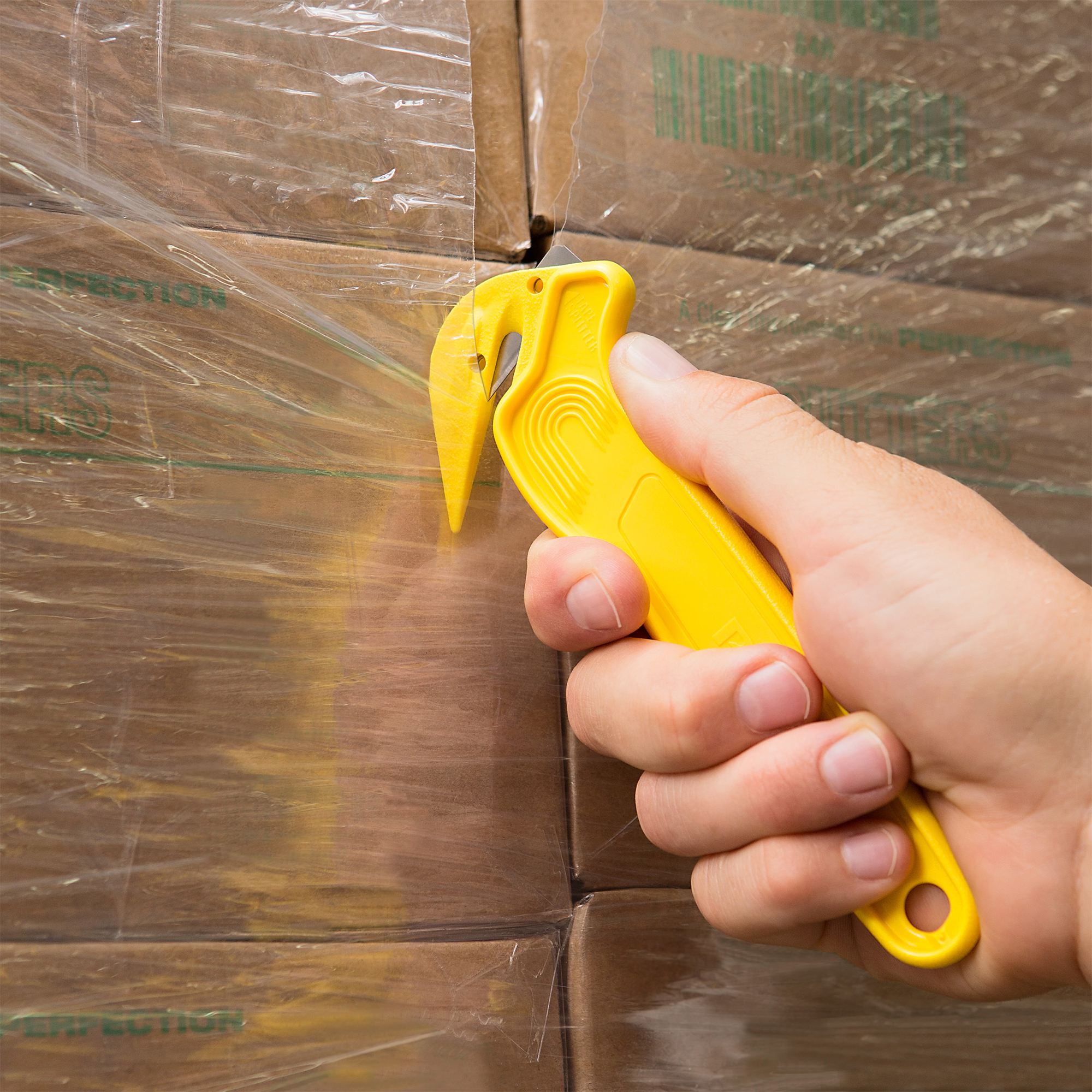 dfc364-pacific-handy-cutter-lifestyle-shrink-wrap-1.png