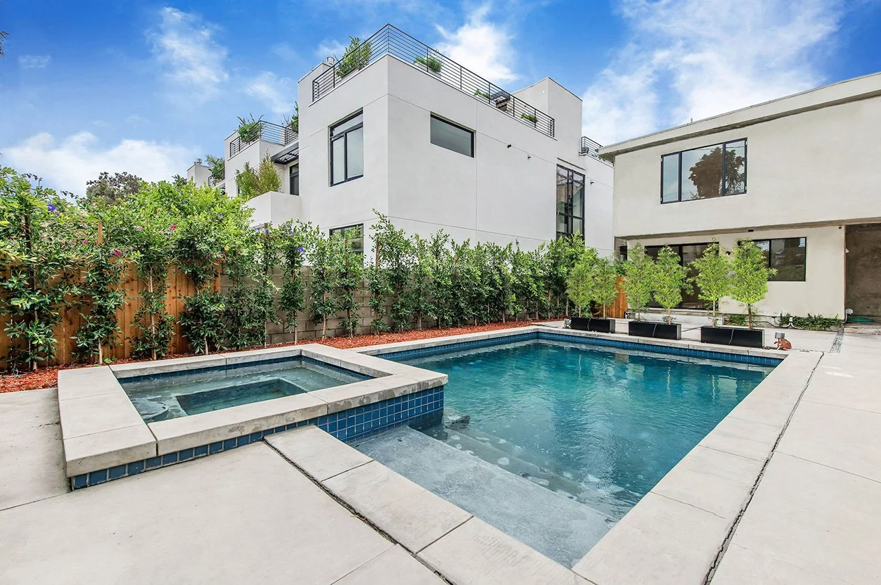 820 Huntley image