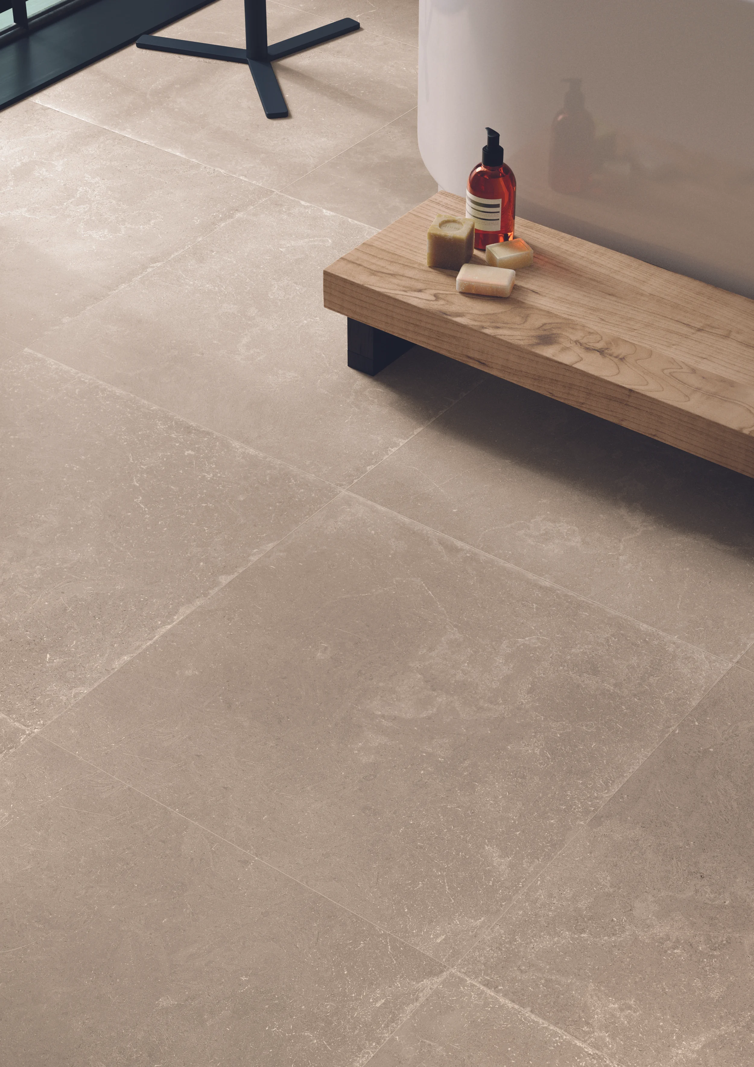 MIlestone Sand Nat 60X60 Part Pav Bagno verticale.jpg