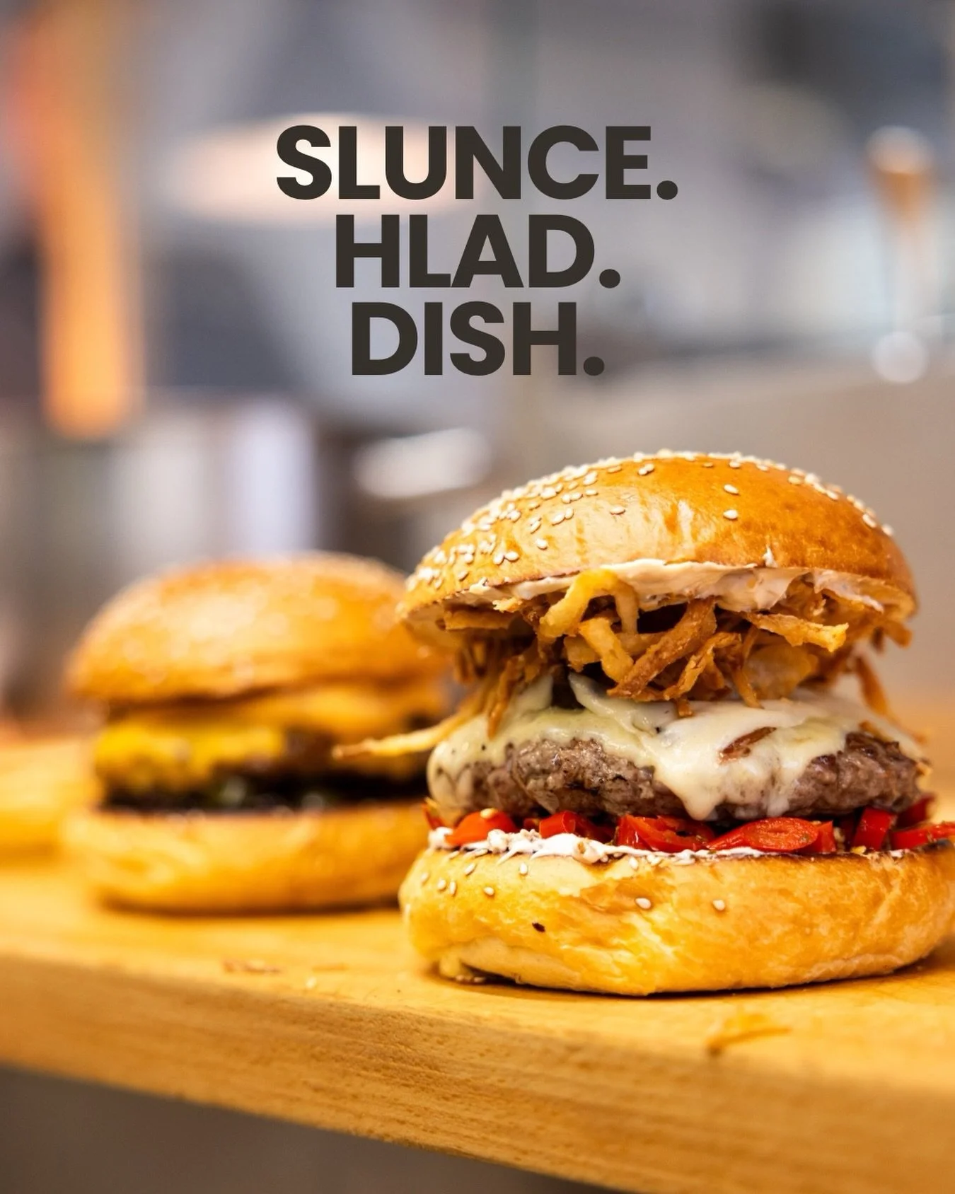 Slunce venku, burger na stole☀️🍔 
Ide&aacute;ln&iacute; kombinace na jarn&iacute; dny, stav se ochutnat! 

#dishpraha #springfood #burgerlover #prahafoodie #kamvpraze