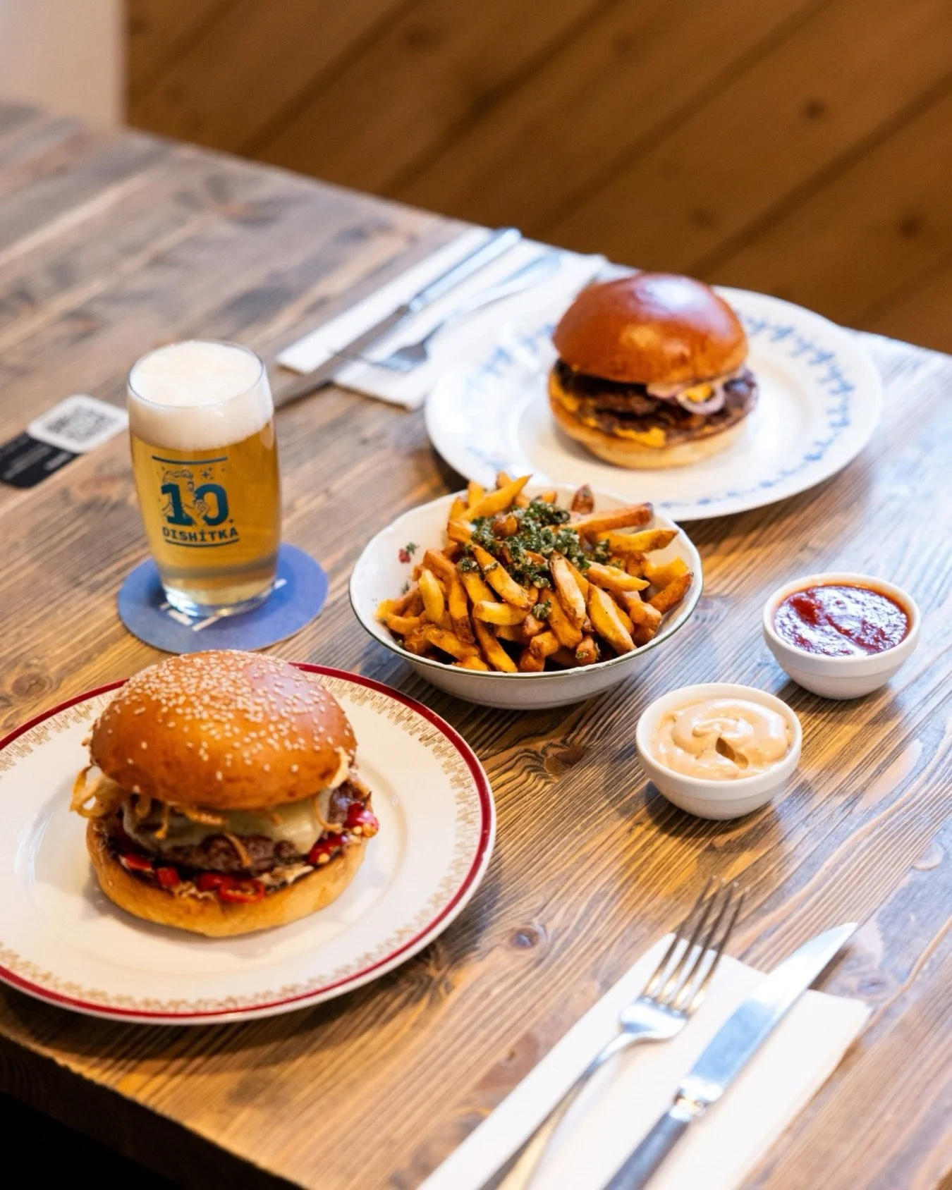 Tagni parť&aacute;ka a přijďte ochutnat nejlep&scaron;&iacute; burgery na Vinohradech🔥 
#dishpraha #burgerandbeer #vinohrady #praguefoodie #foodiecz