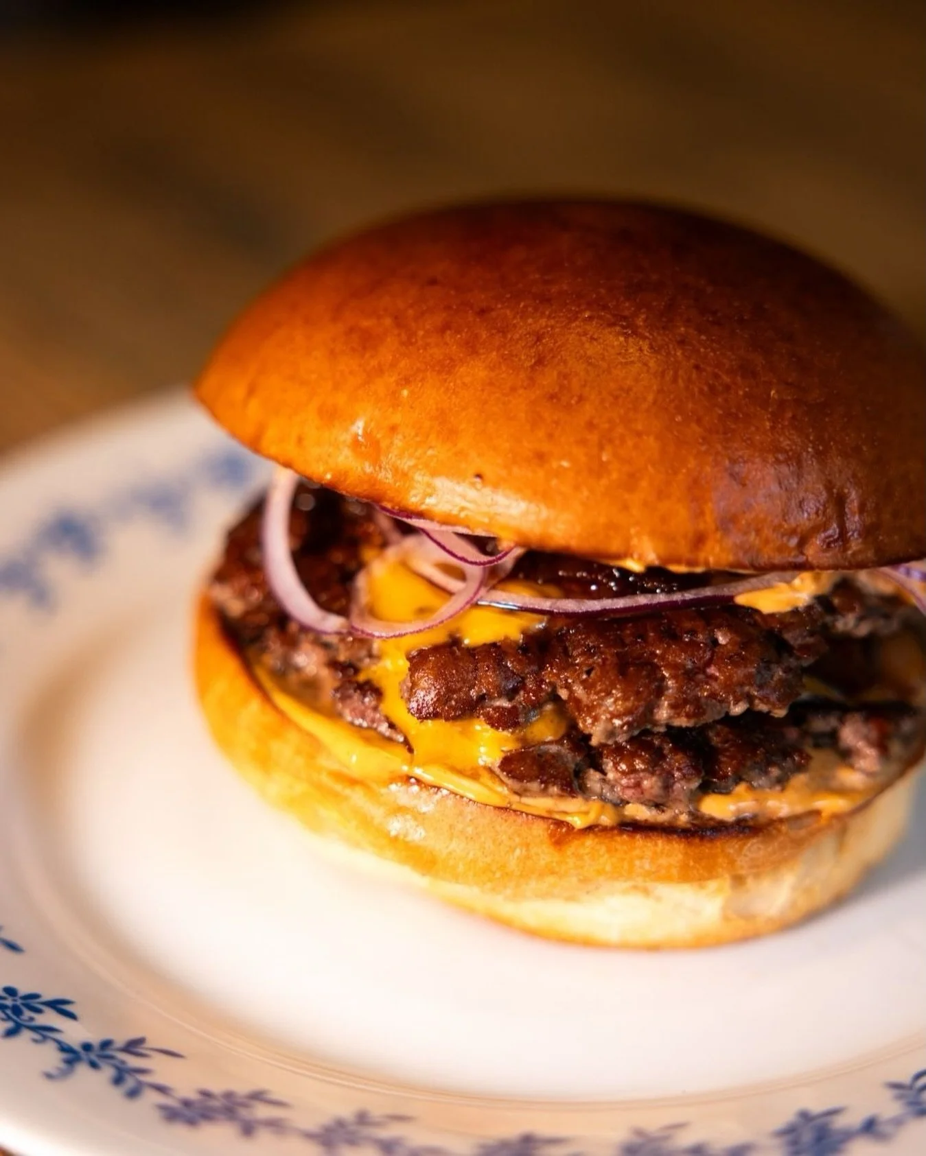 Poř&aacute;dn&yacute; maso. Tekouc&iacute; cheddar.
Jedno sousto a v&iacute;&scaron; 🍔❤️&zwj;🔥
#dishpraha #burgerpraha #burgertime #foodporncz #pragueeats