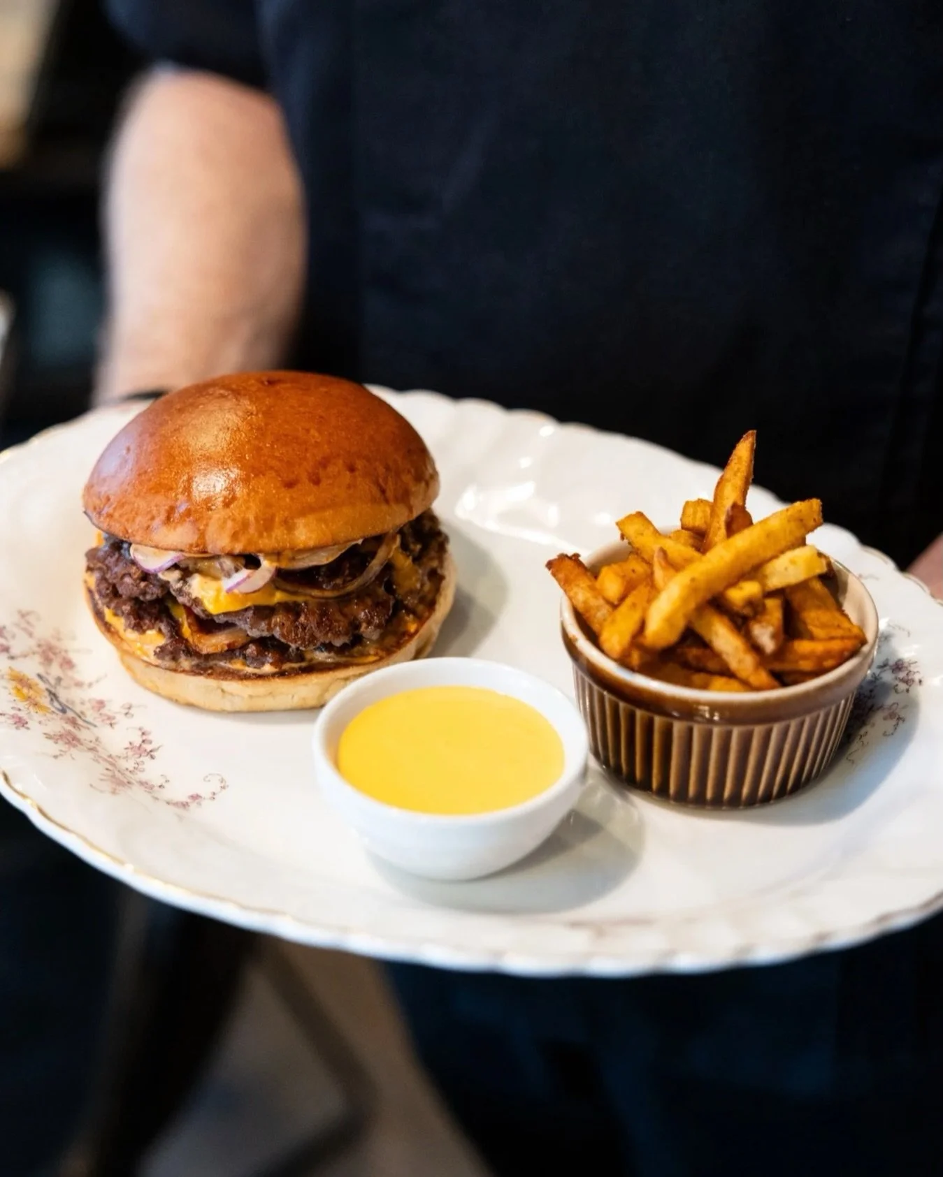 Hotovo. Kombo, kter&eacute; nikdy nezklame🔥 
Teď už jen prvn&iacute; sousto🍔 
#dishburger #burgerandfries #prahafoodie #burgertime #foodporncz