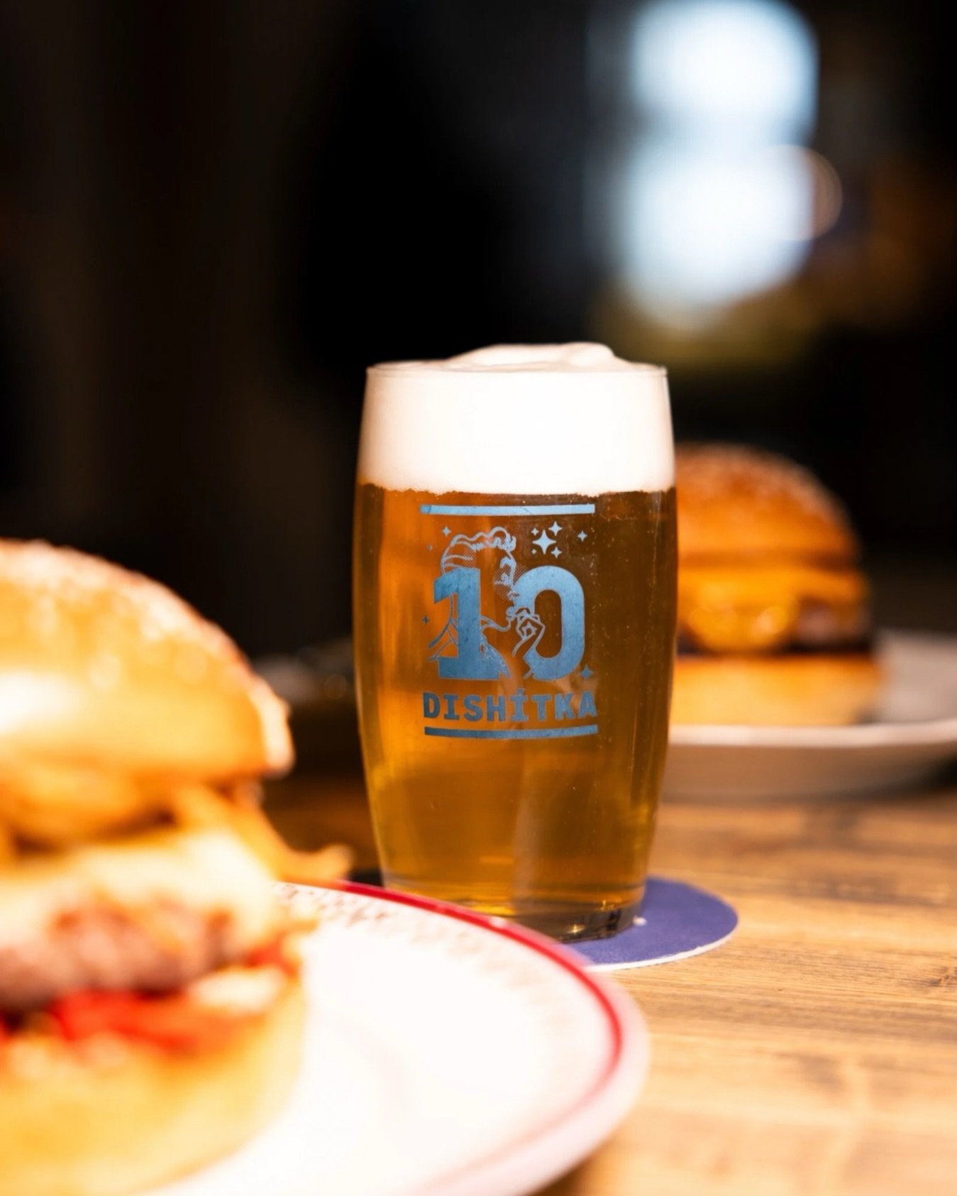 Burger bez piva? To by byla &scaron;koda🍺🍔 
#dishpraha #dishitka #beerandburger #praguebeer #vinohrady