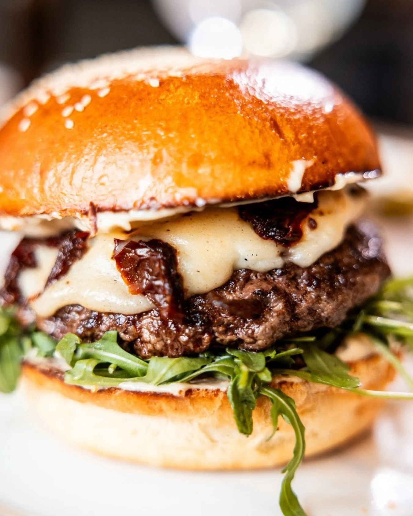 Tohle nen&iacute; jen burger. 
Tohle je důvod, proč se vrac&iacute;&scaron;🍔 

&Scaron;ťavnat&yacute; maso, roztekl&yacute; s&yacute;r a v&scaron;echno, co m&aacute; b&yacute;t🤭

#dishpraha #burgerpraha #praguefood #foodporncz #vinohrady