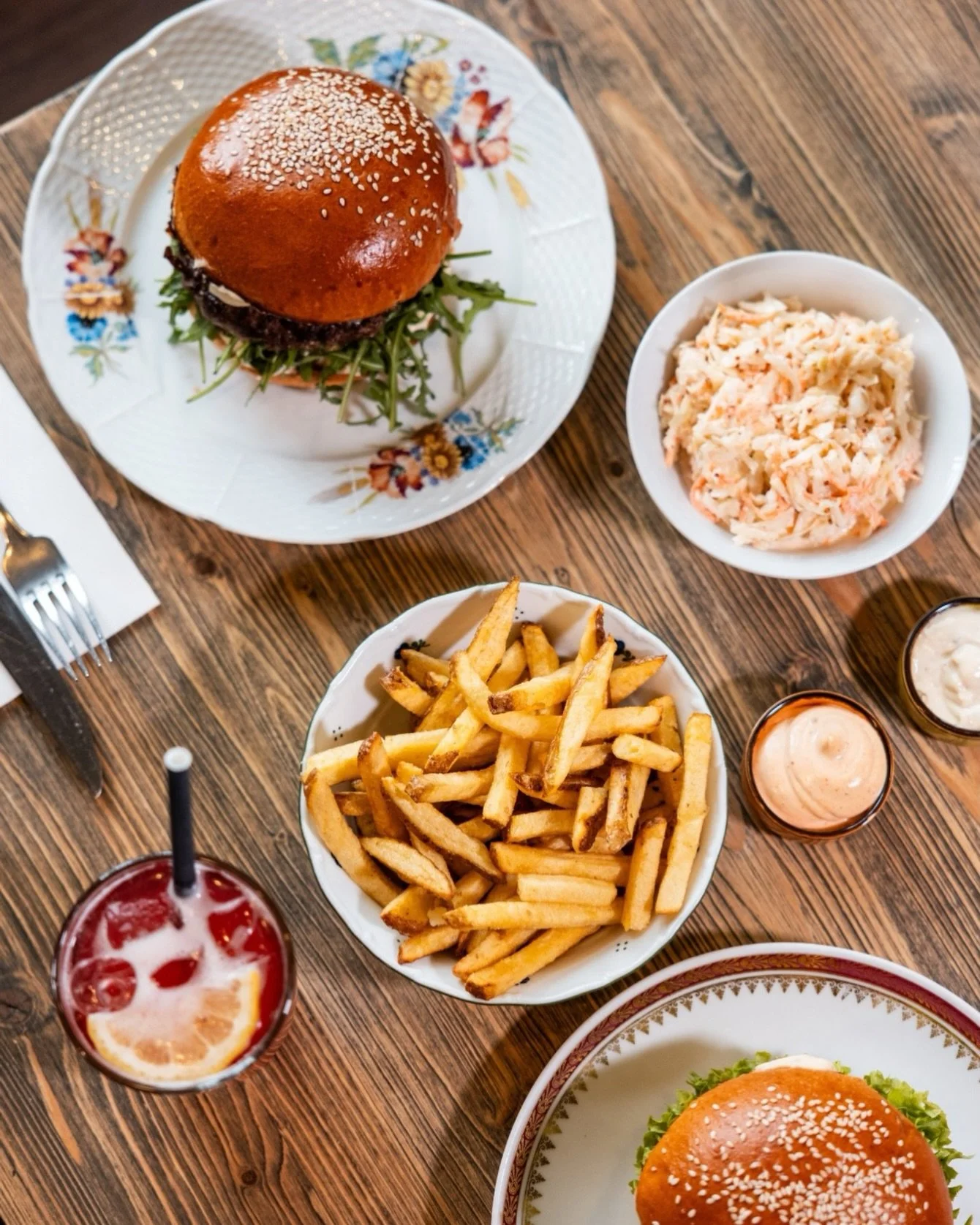 Takhle m&aacute; vypadat stůl💥
Burger, hranolky, dipy&hellip; a hlavně nikdo, kdo ti to bude br&aacute;t 😄 
#dishpraha #burgerandfries #vinohrady #foodsharing #praguefoodie