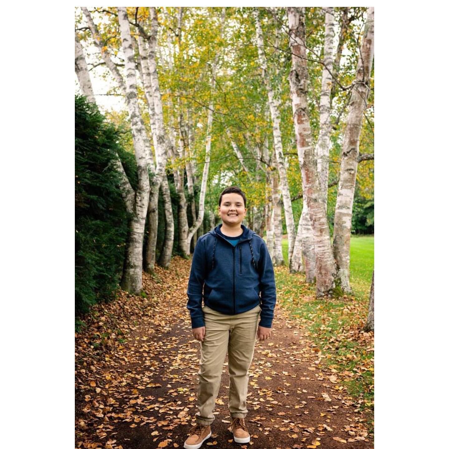 The Achmoody family 🍂🍁❤️#uppervalleyvtnh #fallfoliage #newhampshirephotographer #vermontphotographer #familyphotographer #seniorportraits #dailyuv