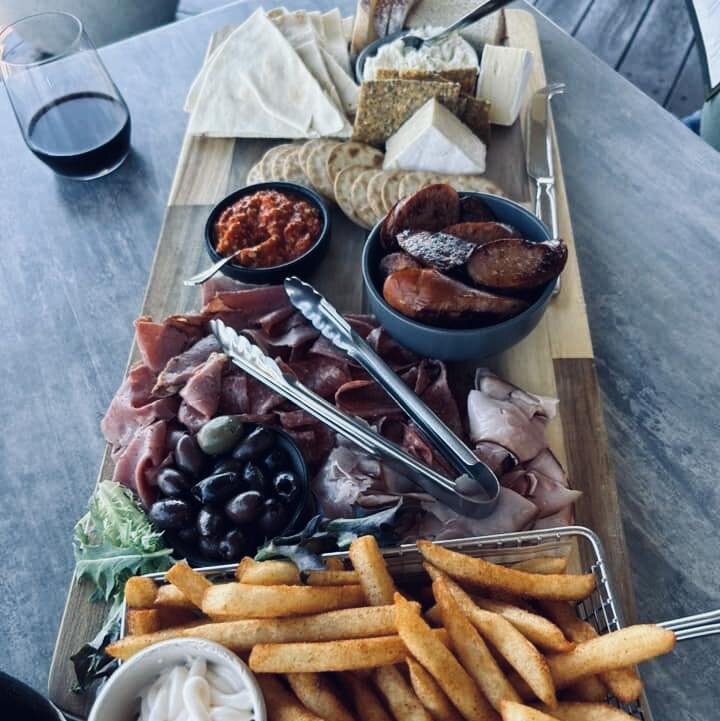 Your Friday food inspiration coming in hot ✨ Enjoy one of our famous platters (with a cheeky side of chips 😉) this weekend. Tables on the deck available - pop on our website or phone the cellar door to book&hellip;

#moothiestate #moothi #mudgeeregi