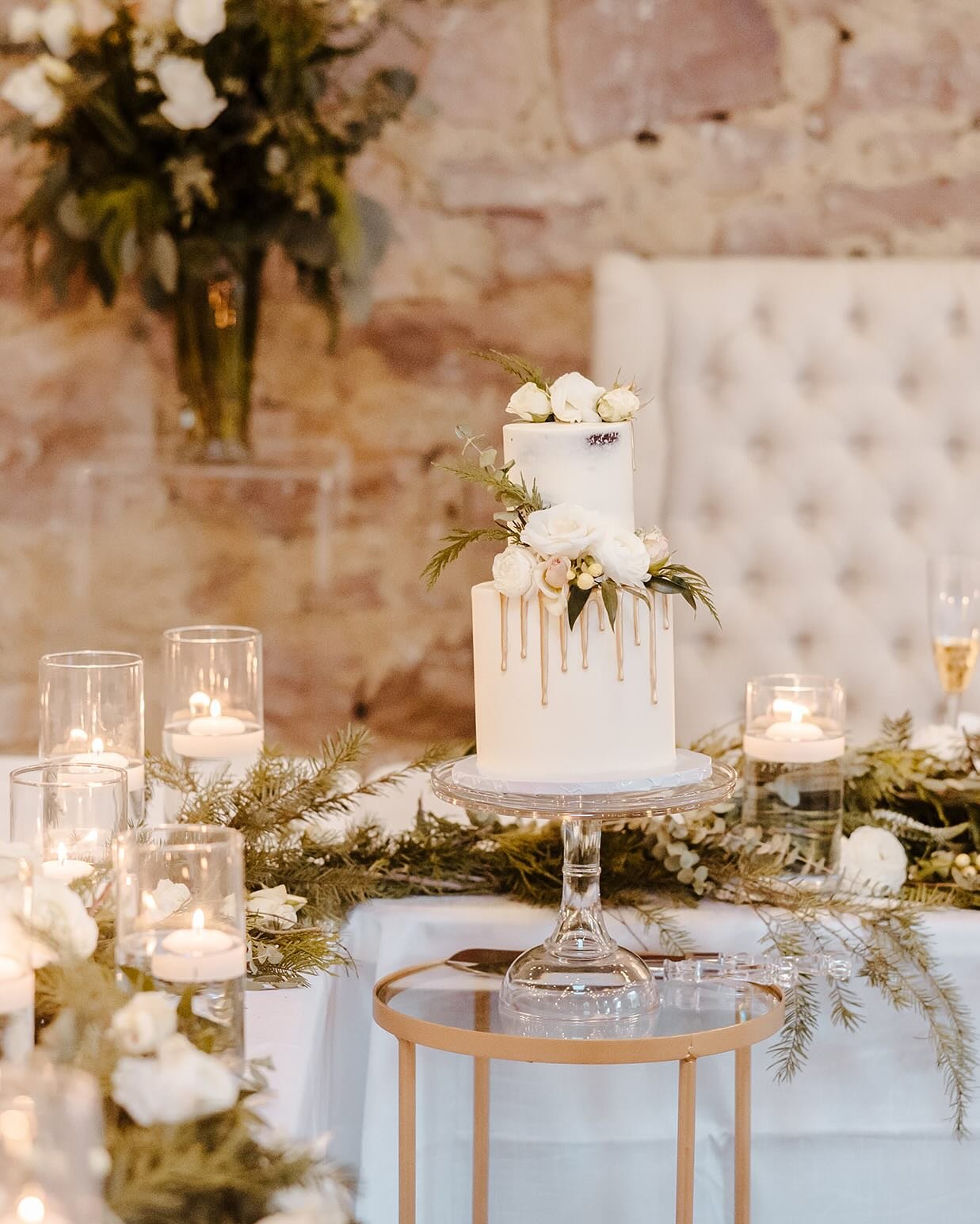 National cake day &amp; we couldn&rsquo;t not share the beautiful wedding cake of @blushbakerybykate that she created for her own big day 🥹🤍

@kadencecrusephoto 

#serendipitousevents #southdakotaeventplanner #minnesotaeventplanner #iowaweddingplan