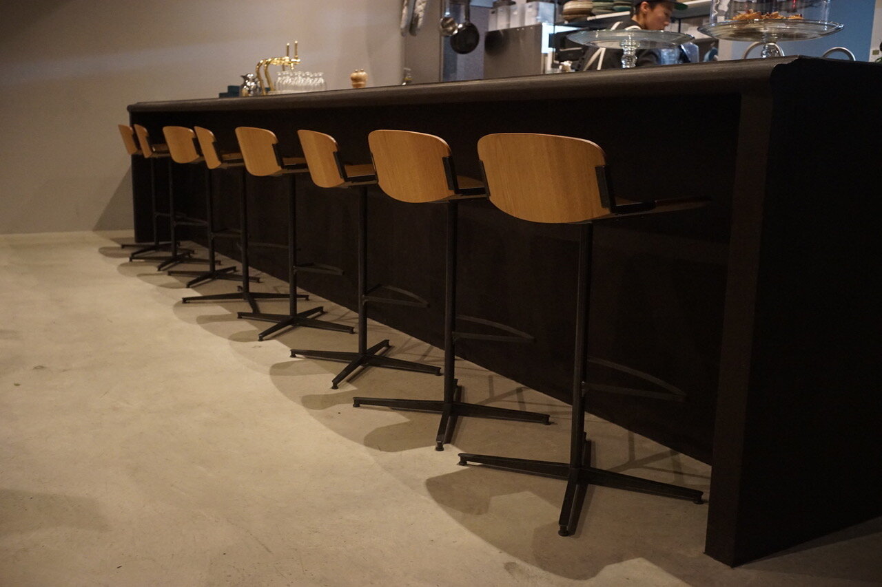  Takashi Kita/KITA WORKS has designed a high chair for the cafe counter 
