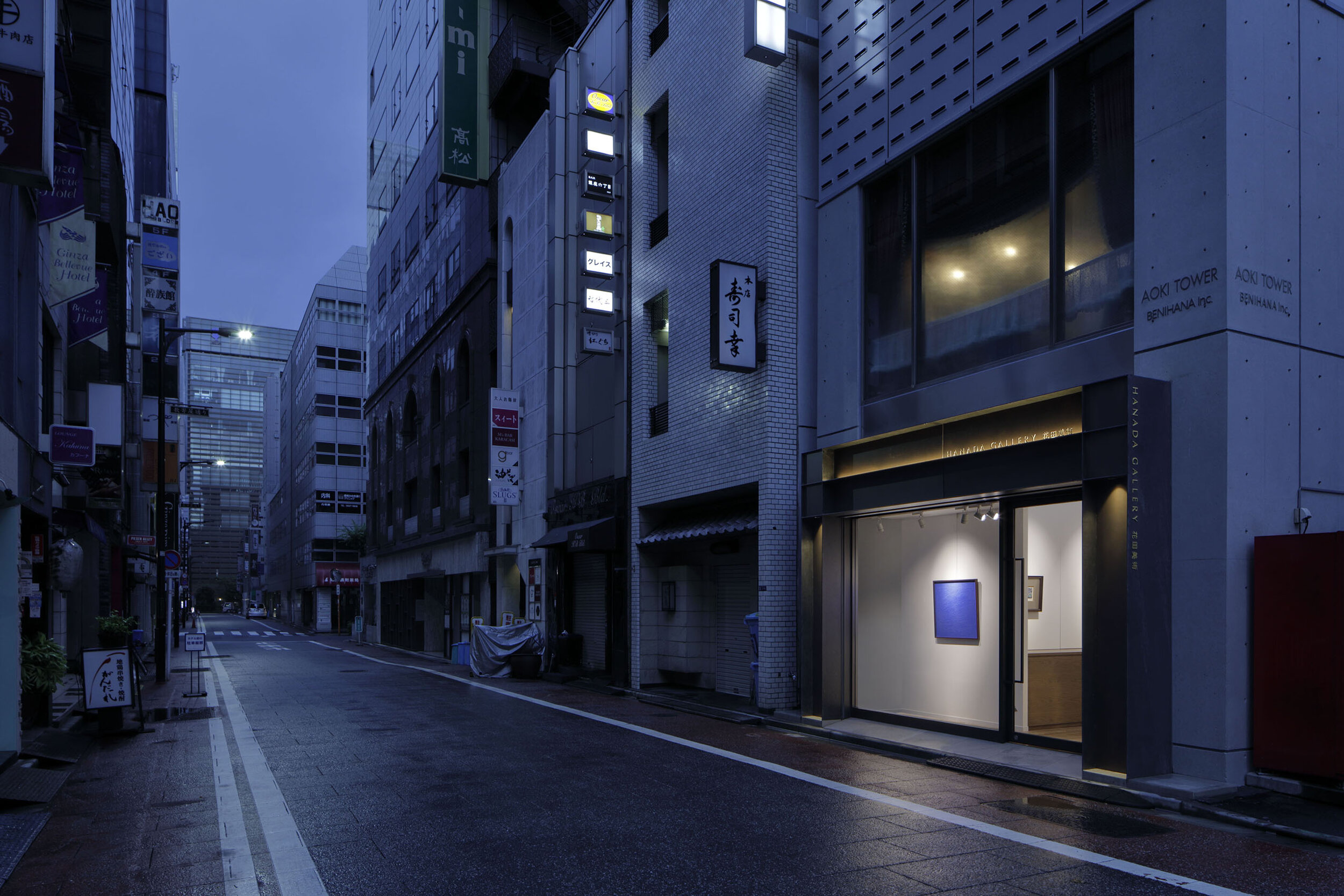 Hanada Gallery Ginza designed by Ryohei Kanda, a director of Tokyo-based design studio Roito 